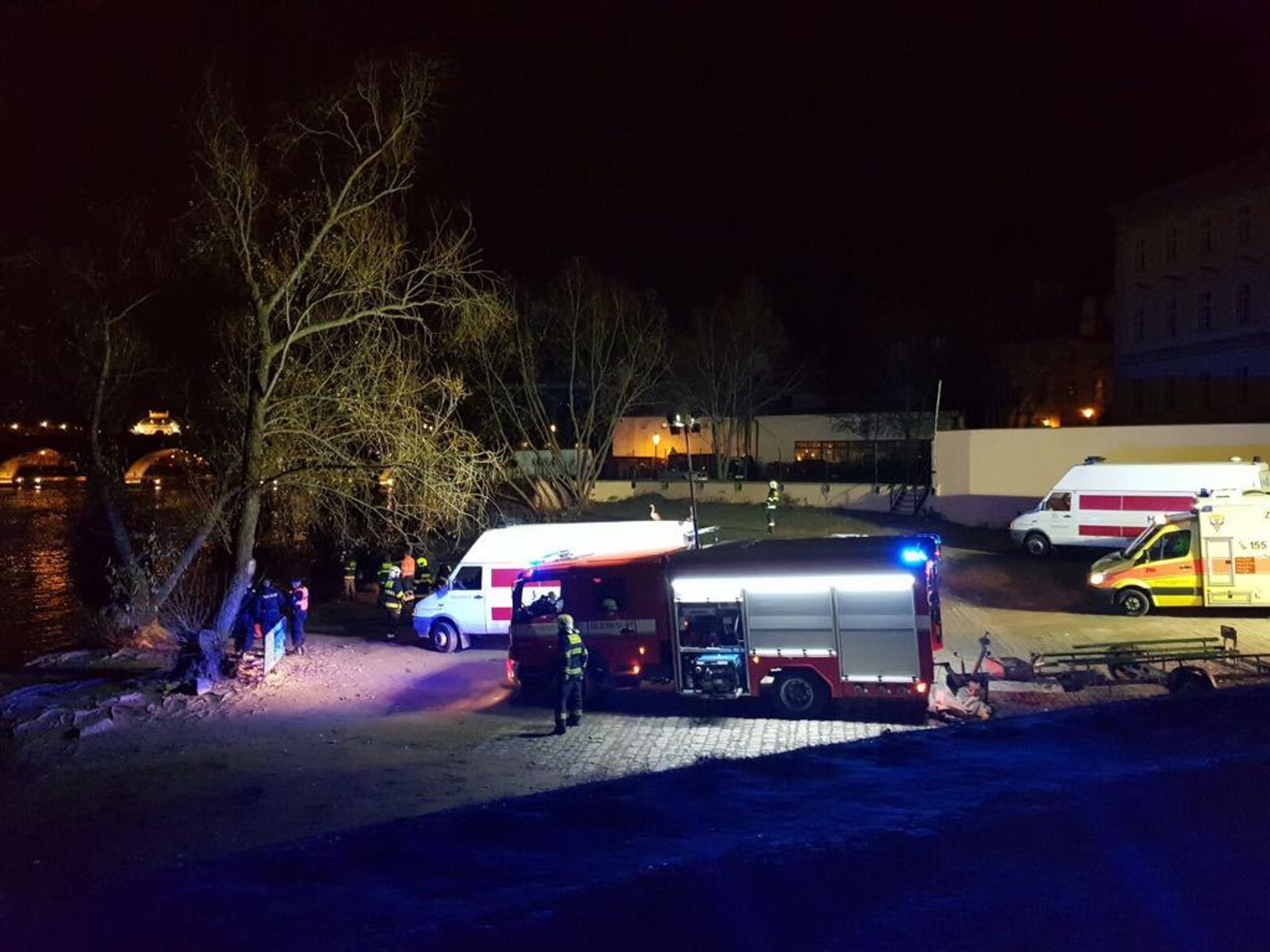Policisté pátrají po muži ve Vltavě - 2 - GALERIE: Pátrání po muži ve Vltavě (2/3)