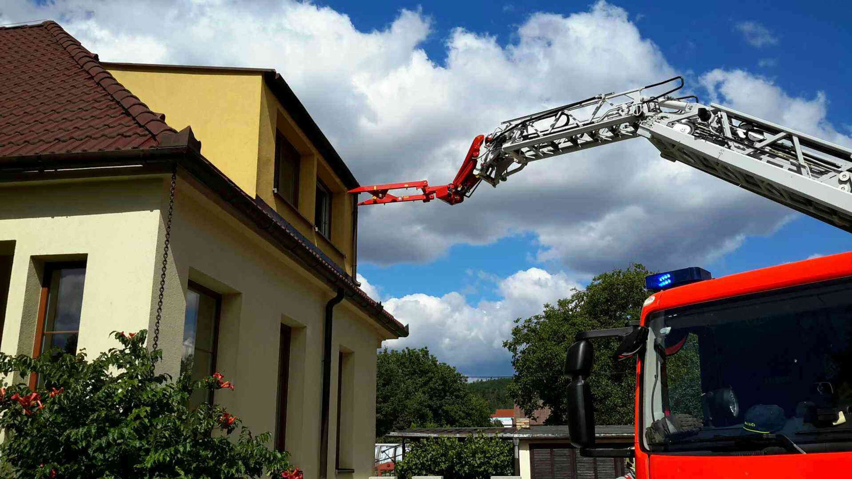 Obézního pacienta v Zastávce u Brna snesli hasiči plošinou - 6 - GALERIE: Snesení nadměrného pacienta speciální výškovou technikou z domu v obci Zastávka (5/10)