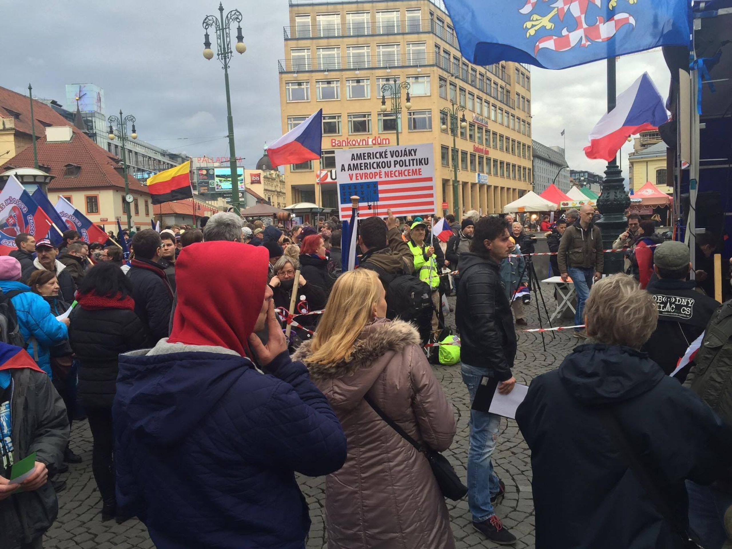 Oslavy 17. listopadu - shromáždění na náměstí Republiky - 2 - GALERIE: Oslavy 17. listopadu v Praze (14/15)