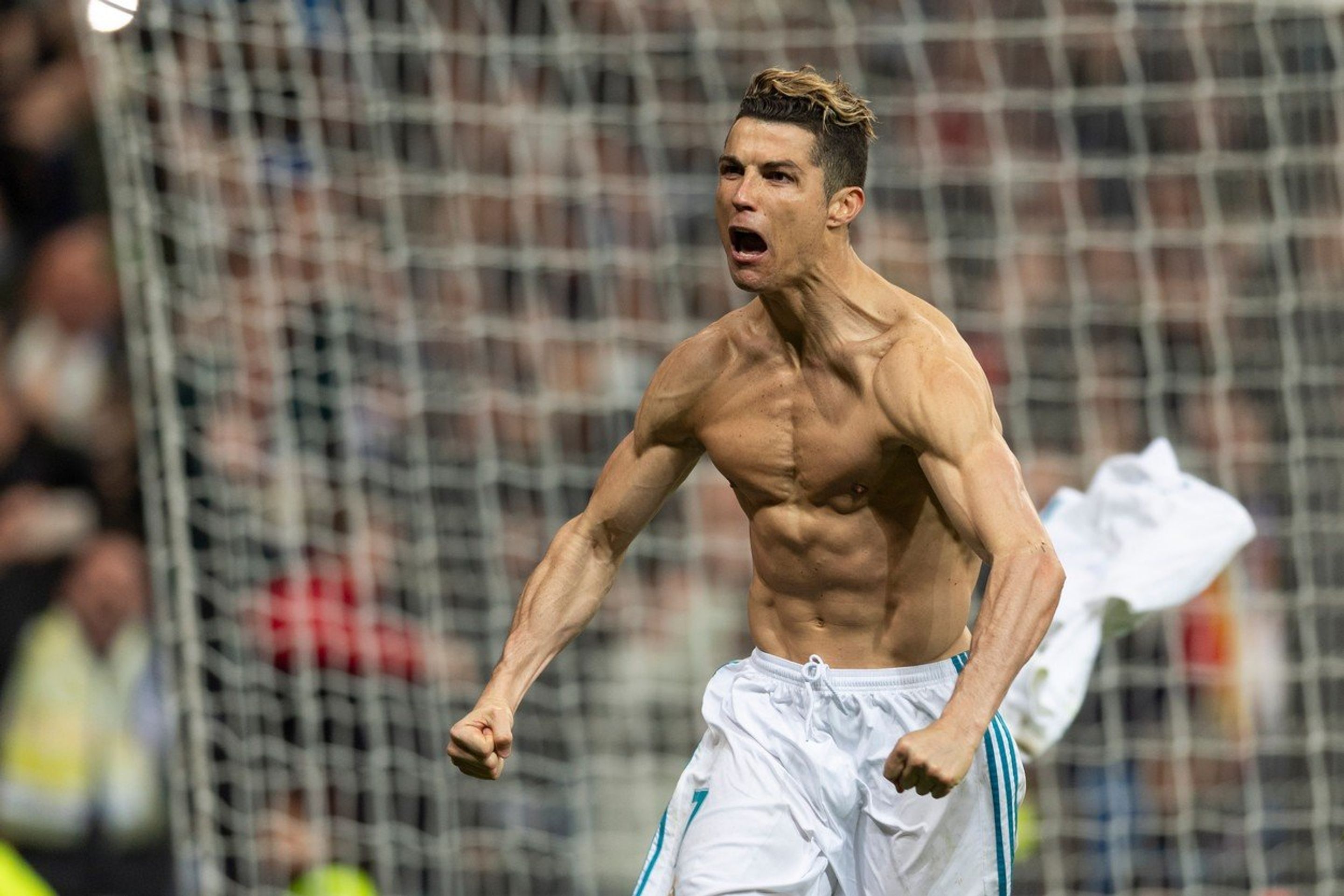 Cristiano Ronaldo - GALERIE: Ronaldo a jeho dokonale vyrýsovaná postava (1/4)
