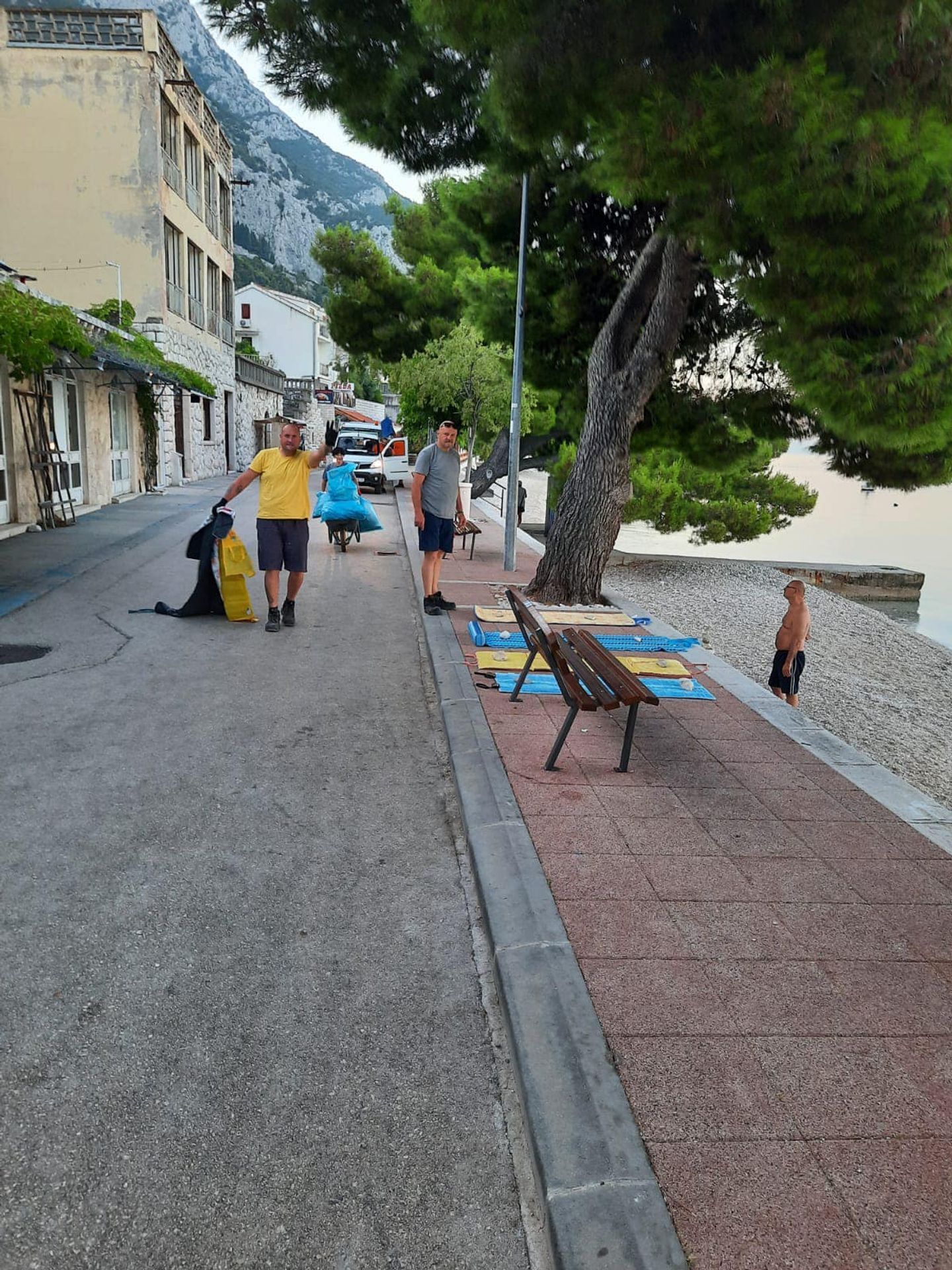 Likvidace ručníků - Likvidace ručníků na pláži ve městě Gradac (1/5)
