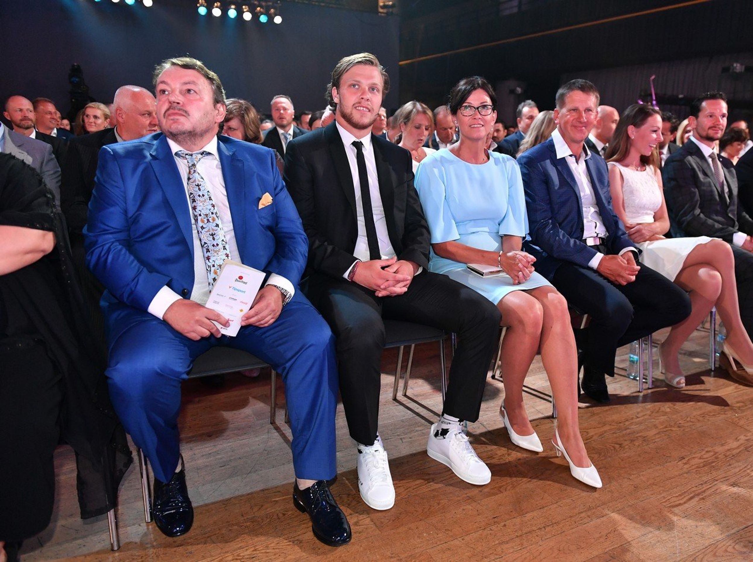 David Pastrňák s maminkou - GALERIE: Na Zlatou hokejku přivedli hokejisté své krásné ženy (5/6)
