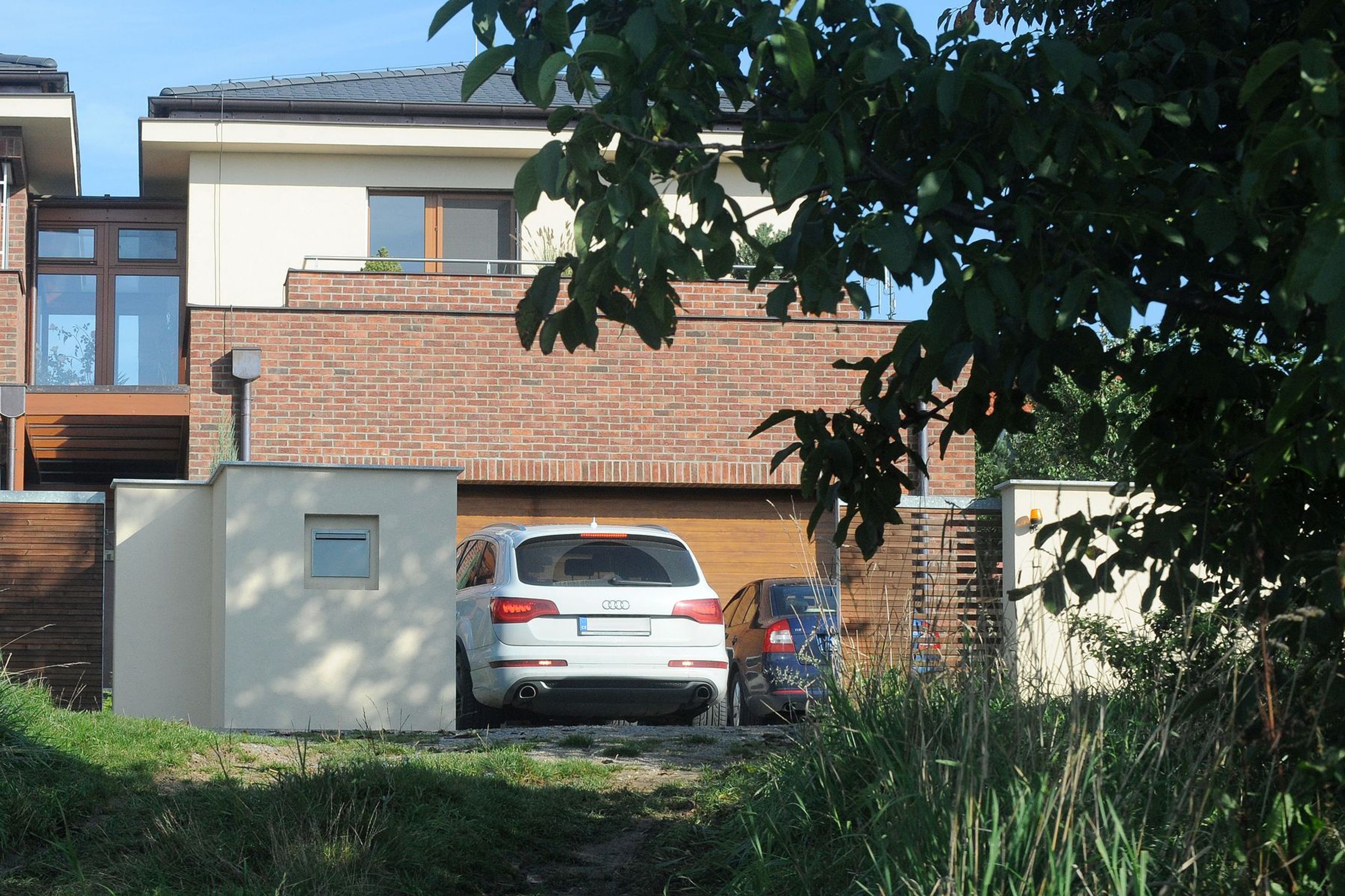 Grossova manželka Šárka odjíždí bílým Audi - Galerie: Grossovy nemovitosti (1/6)