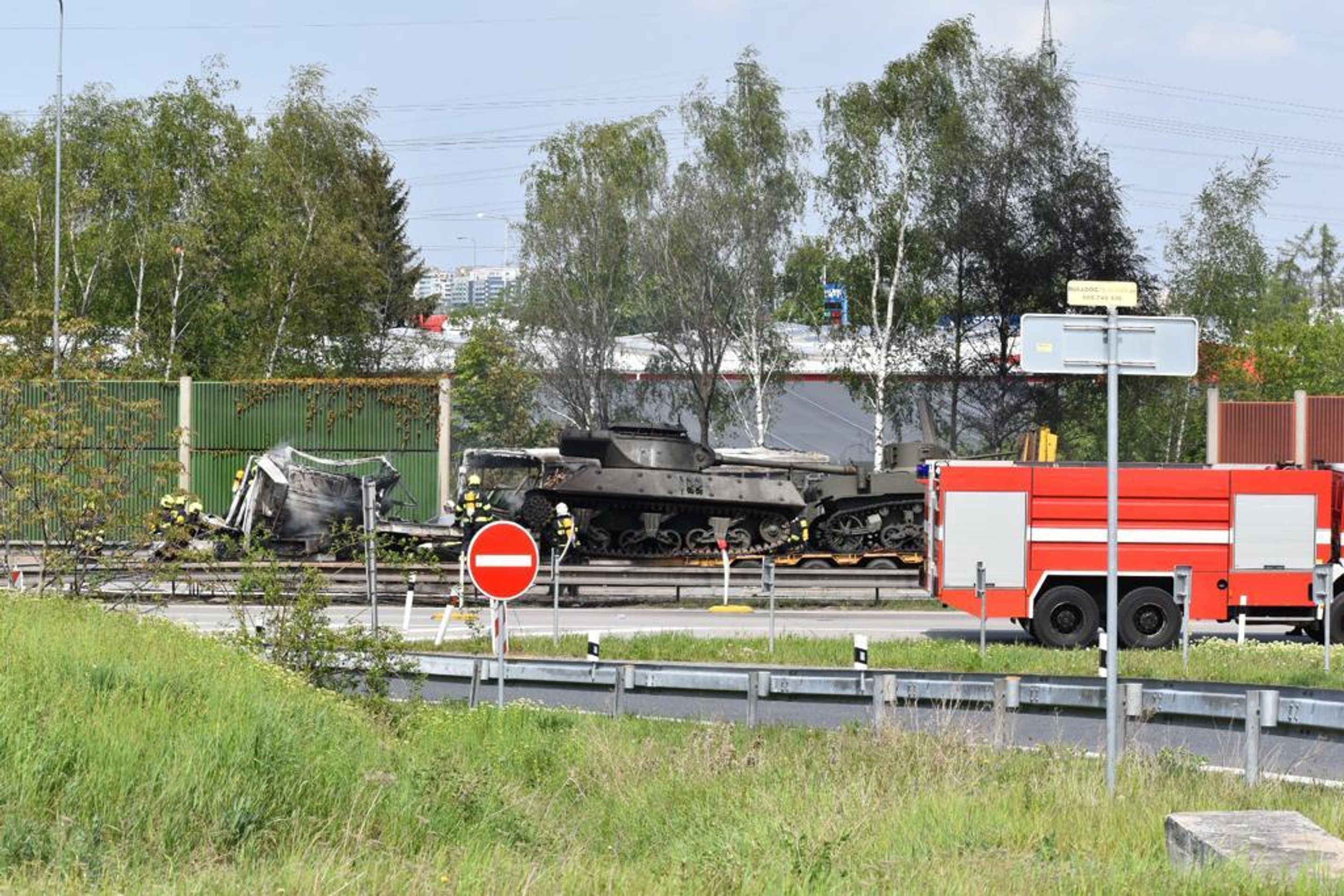 Nehoda vězeňského autobusu a kamionů na Pražském okruhu - 7 - GALERIE: Nehoda autobusu a kamionů na pražském okruhu (17/30)