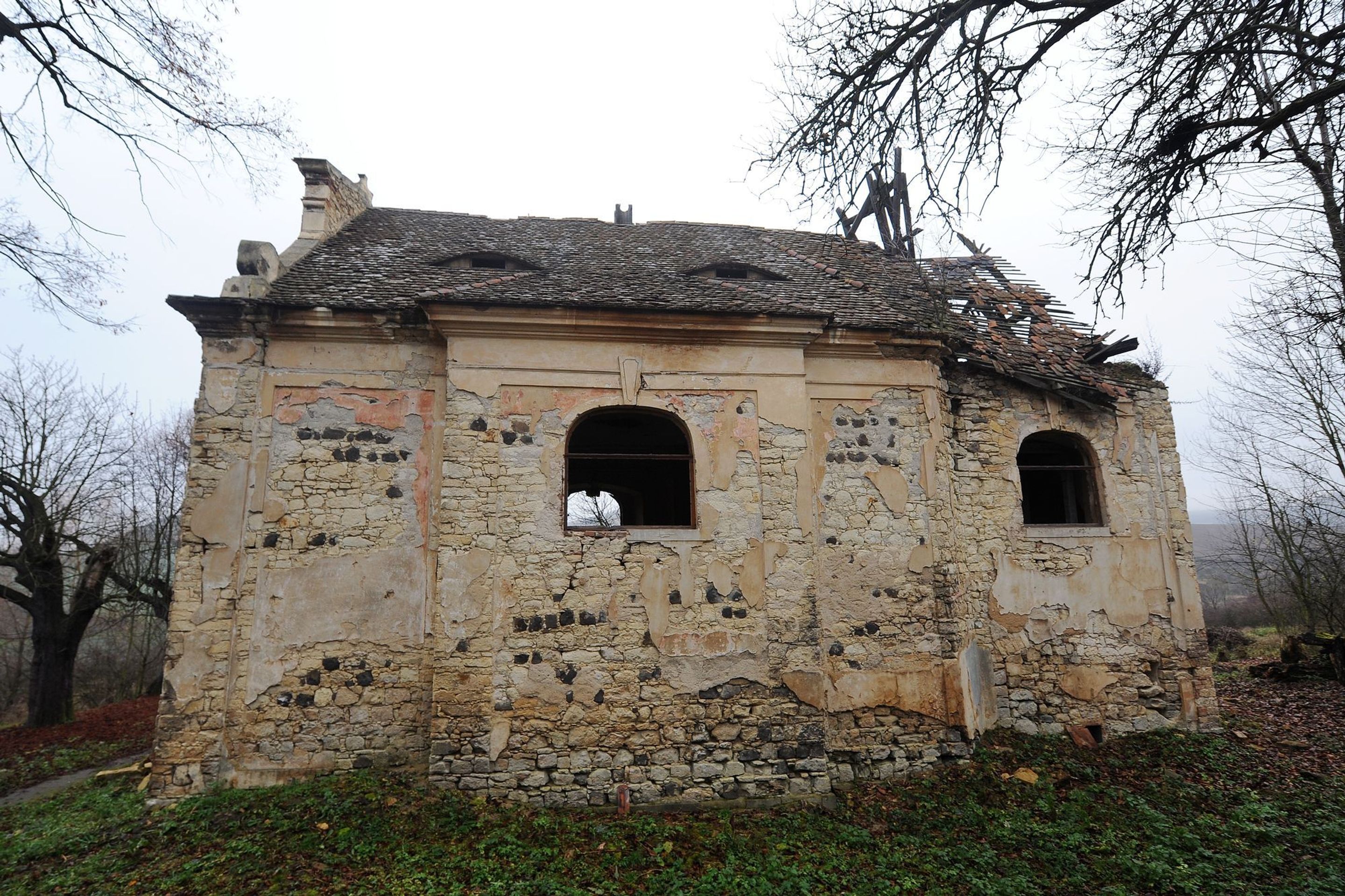 Chátrající kostel u Libčevsi hlídá bezdomovec - 14 - GALERIE: Chátrající kostel u Libčevsi hlídá bezdomovec (13/22)