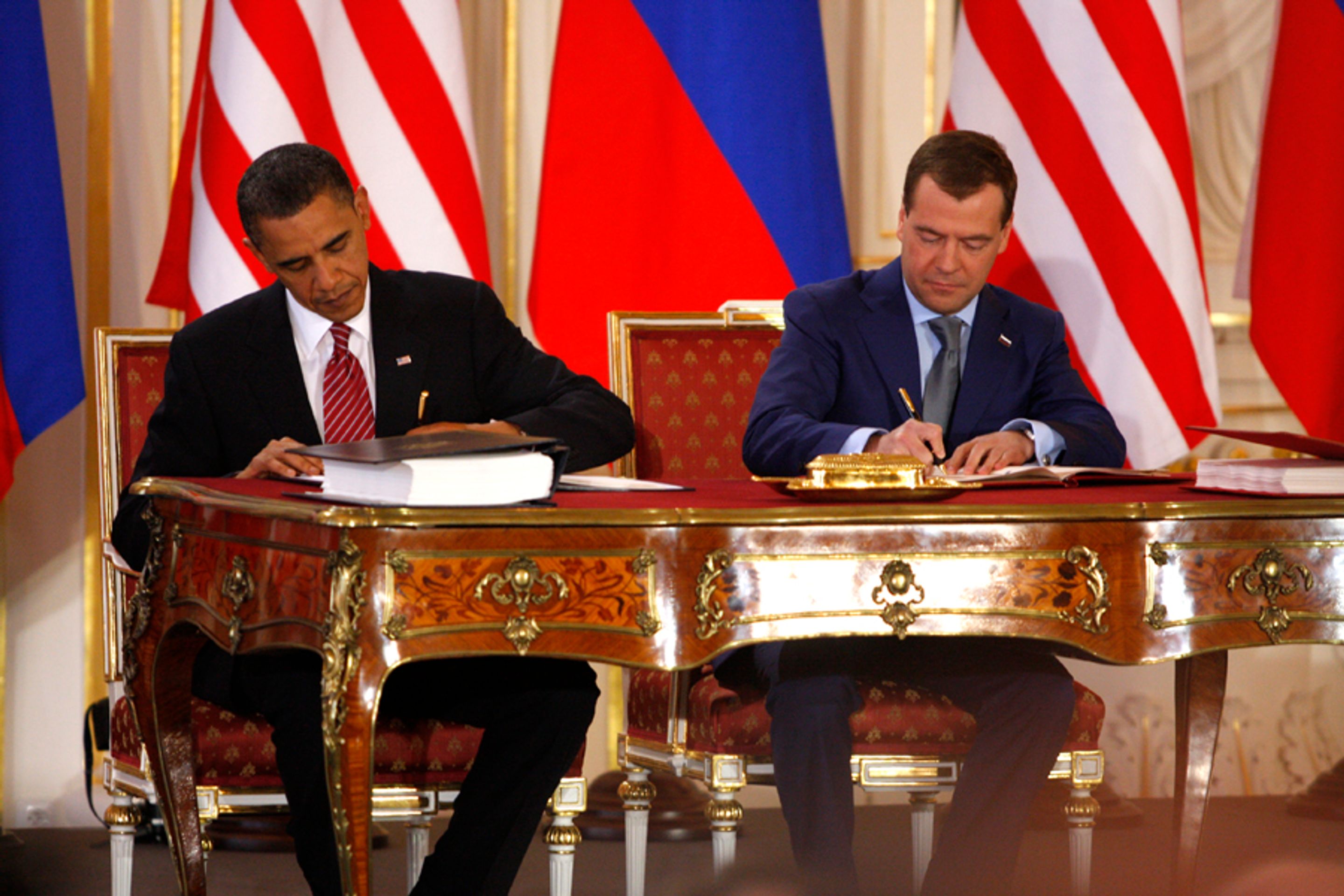 Obama a Medveděv-10 - GALERIE: Obama a Medveděv podepisují smlouvu o odzbrojení (15/26)