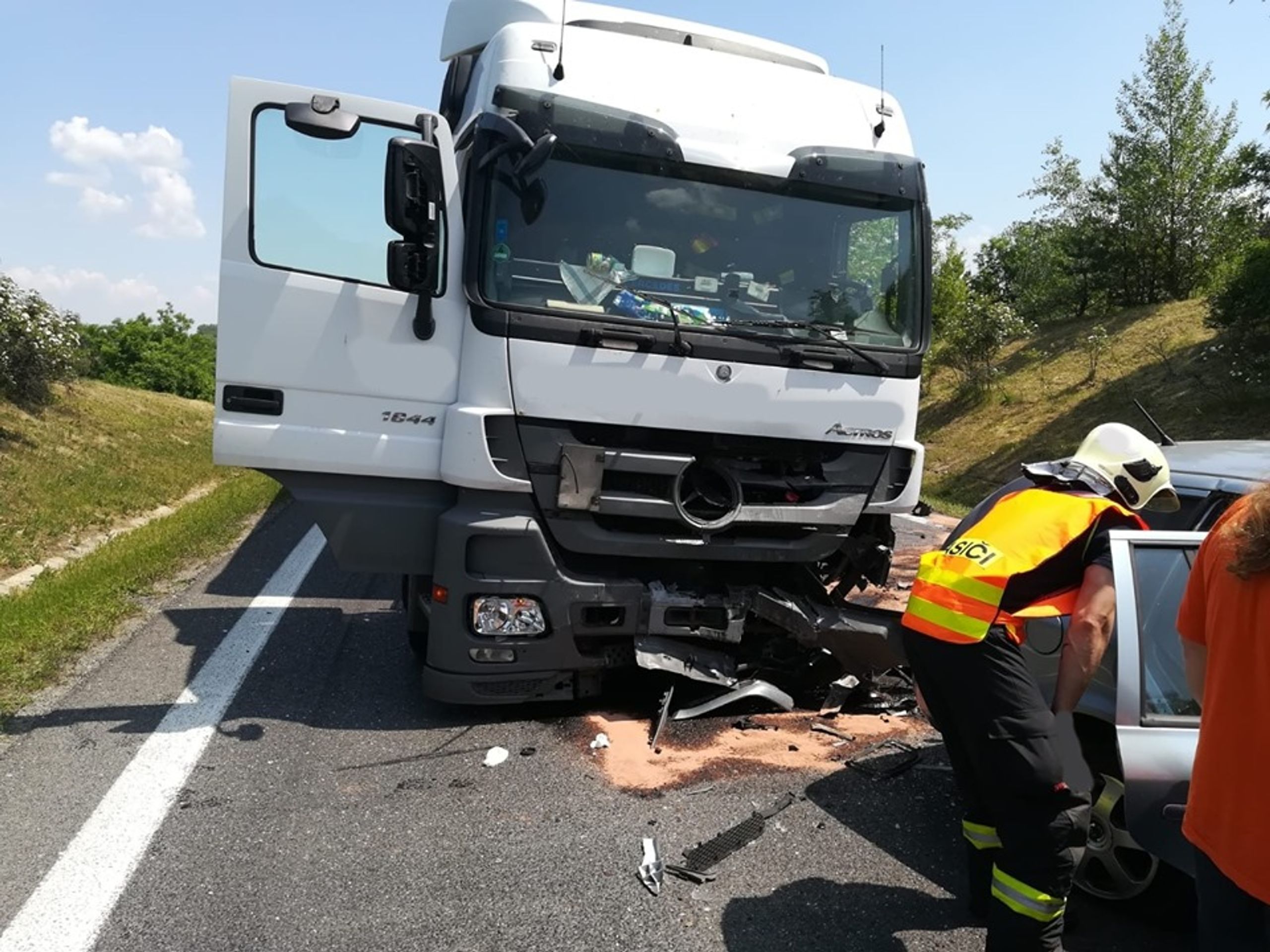 Tragická dopravní nehoda osobního auta kamionu a dodávky na Mělnicku - 7 - GALERIE: Tragická dopravní nehoda osobního auta kamionu a dodávky na Mělnicku (7/9)