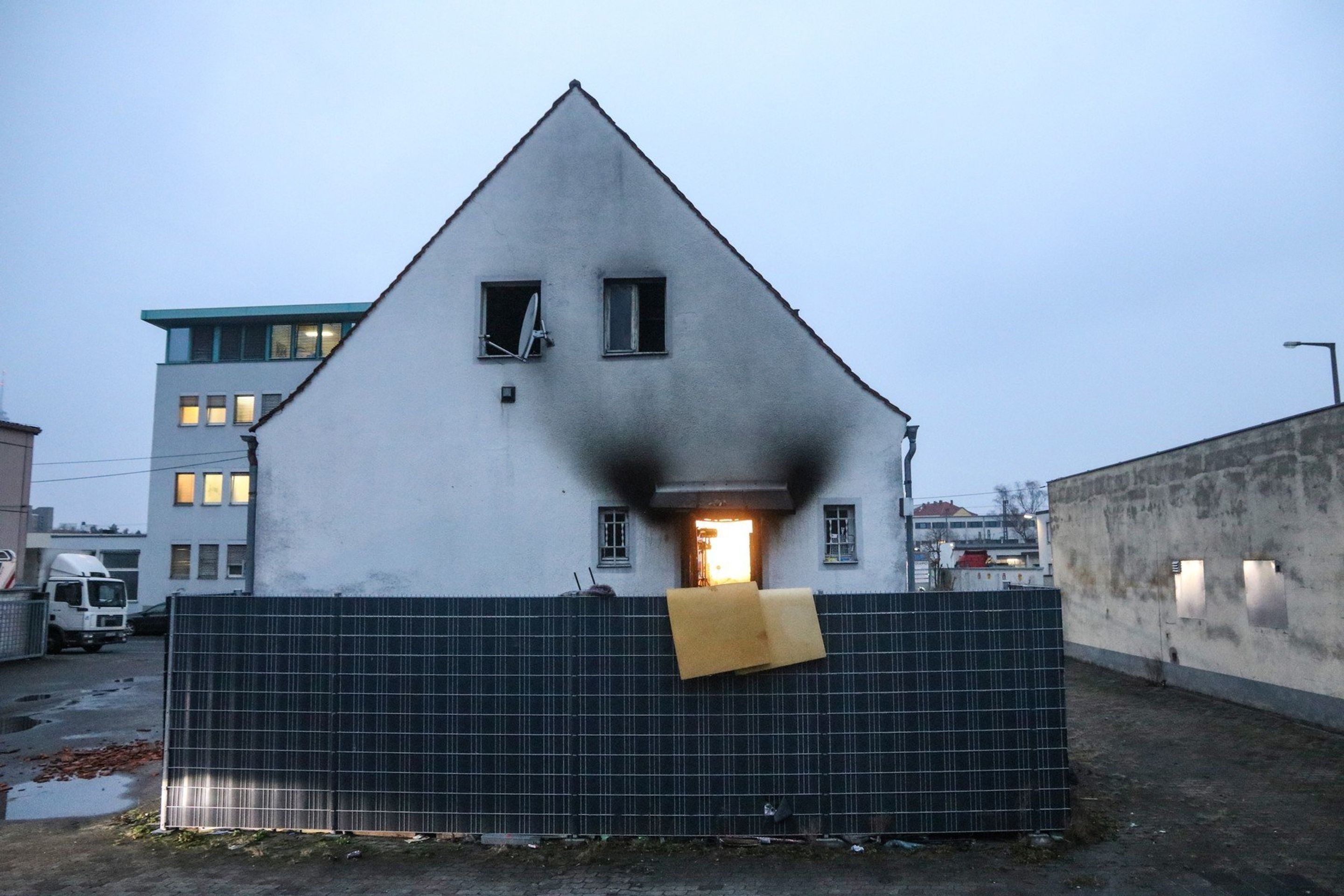 Při požáru v Norimberku zemřely čtyři děti a žena - 3 - GALERIE: Tragický požár v Norimberku (1/4)
