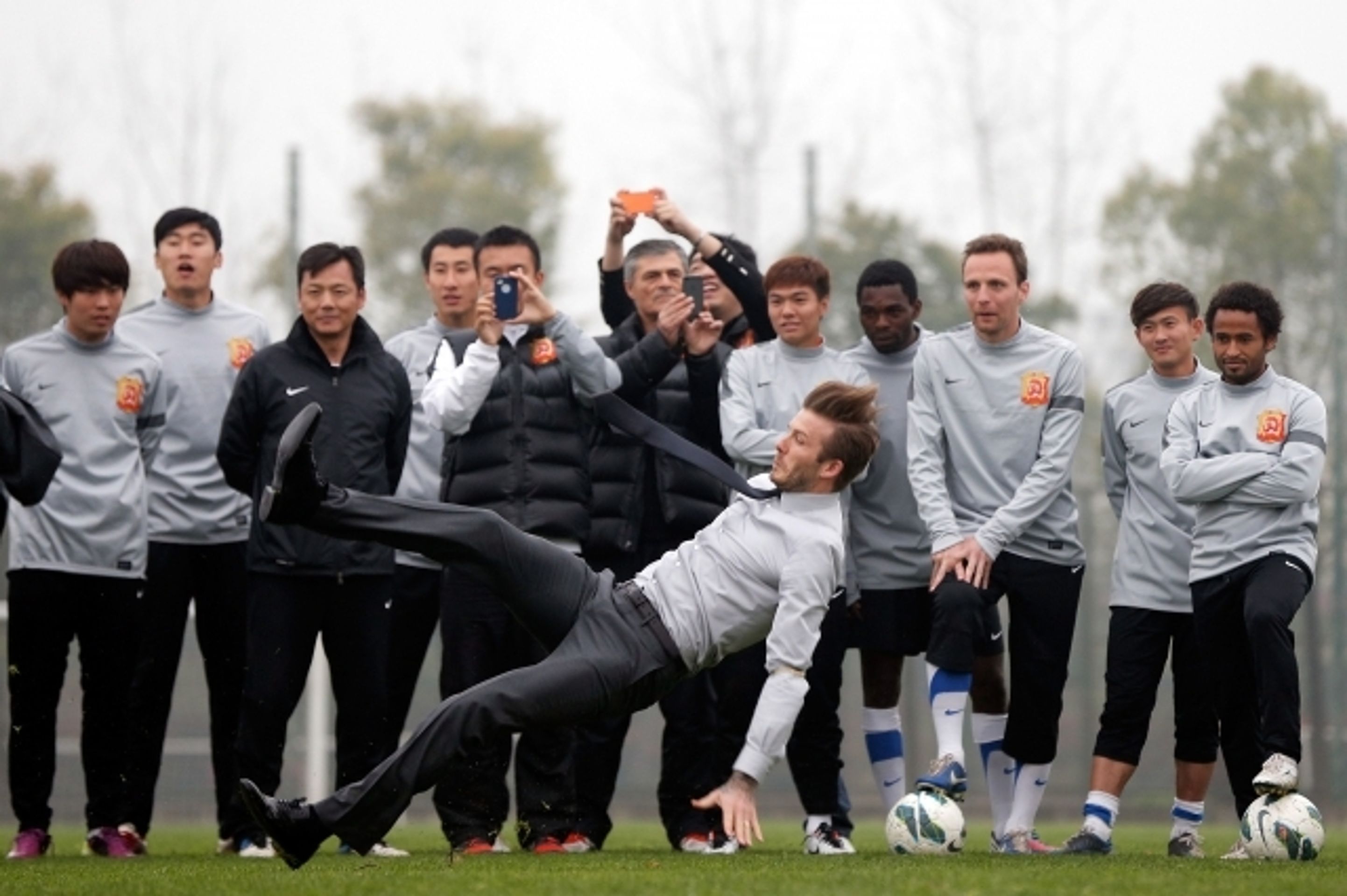 David Beckham upadl v Číně na hřišti - 8 - GALERIE: Pád Davida Beckhama v Číně (11/13)