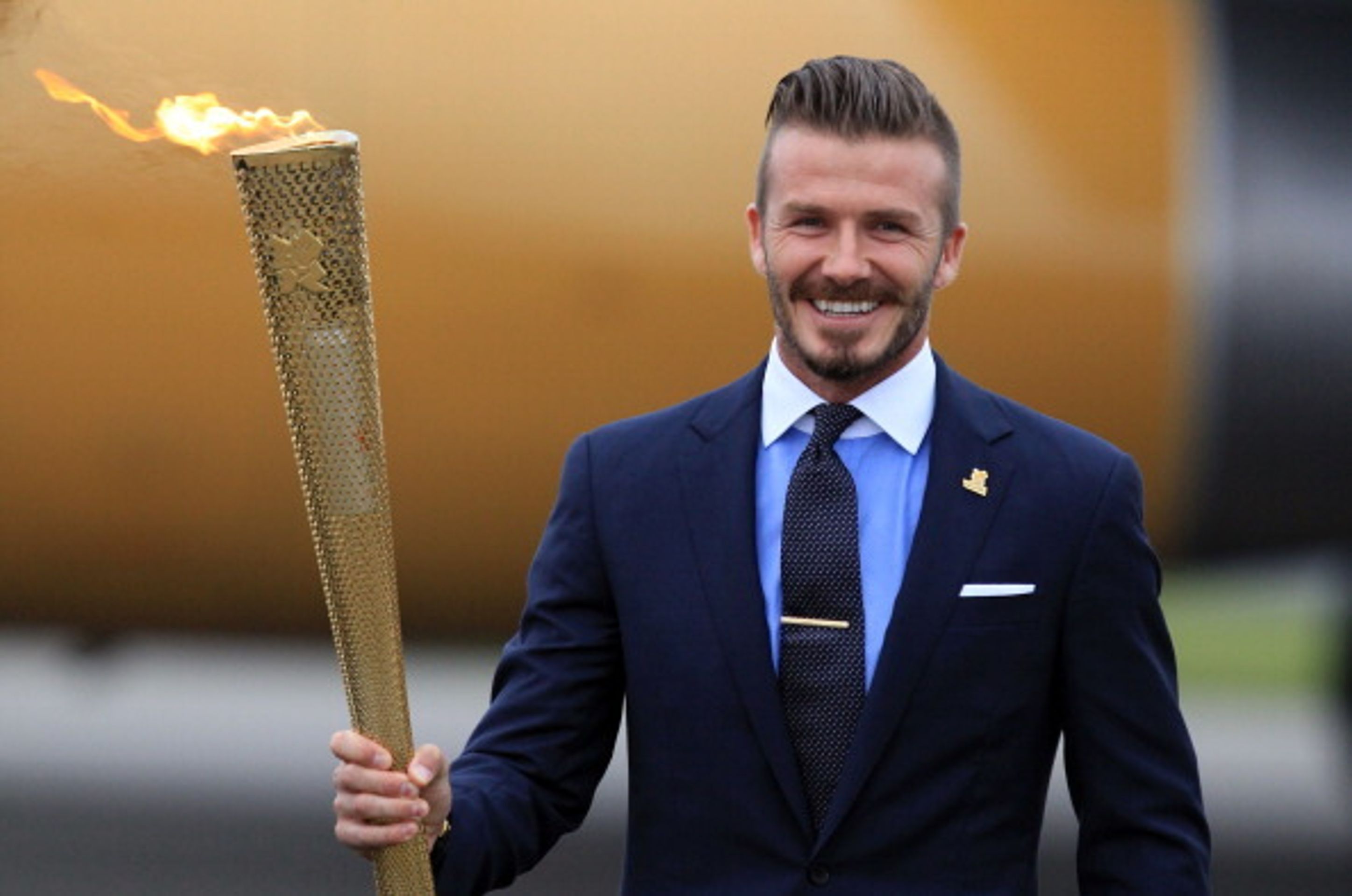 David Beckham a jeho účesy - 18 - GALERIE: David Beckham ve světě módy (13/18)