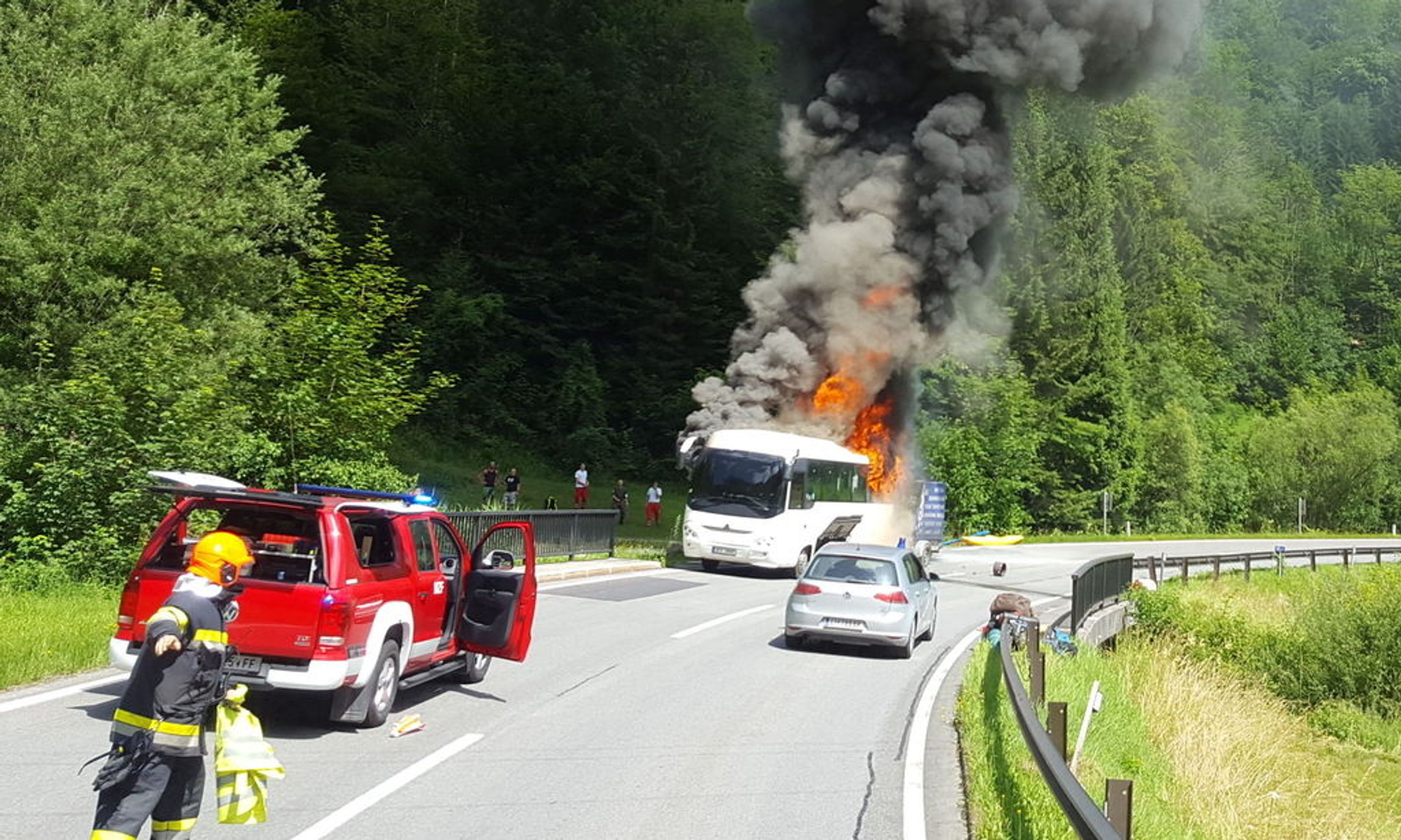 Požár autobusuv Rakousku - GALERIE: V Rakousku vyhořel autobus s českými školáky (4/4)