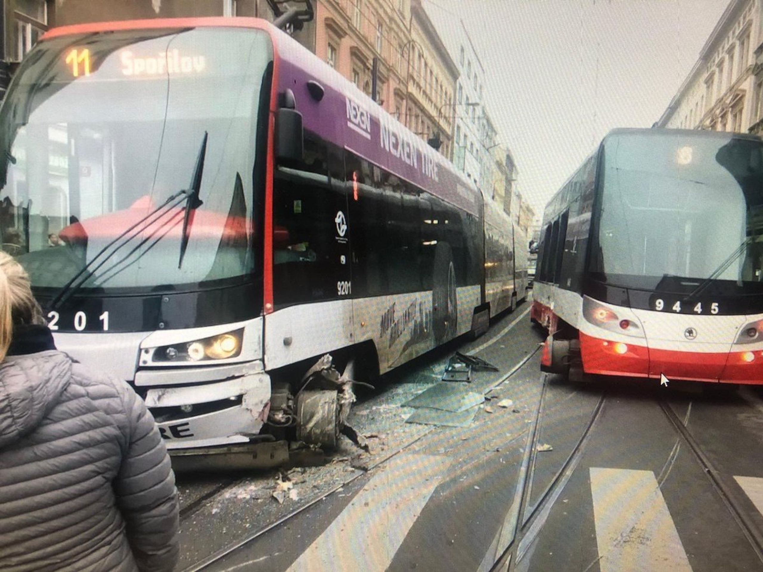 Nehoda tramvají v křižovatce ulic Bruselská a Bělehradská - 1 - GALERIE: Nehoda tramvají v křižovatce ulic Bruselská a Bělehradská (1/5)