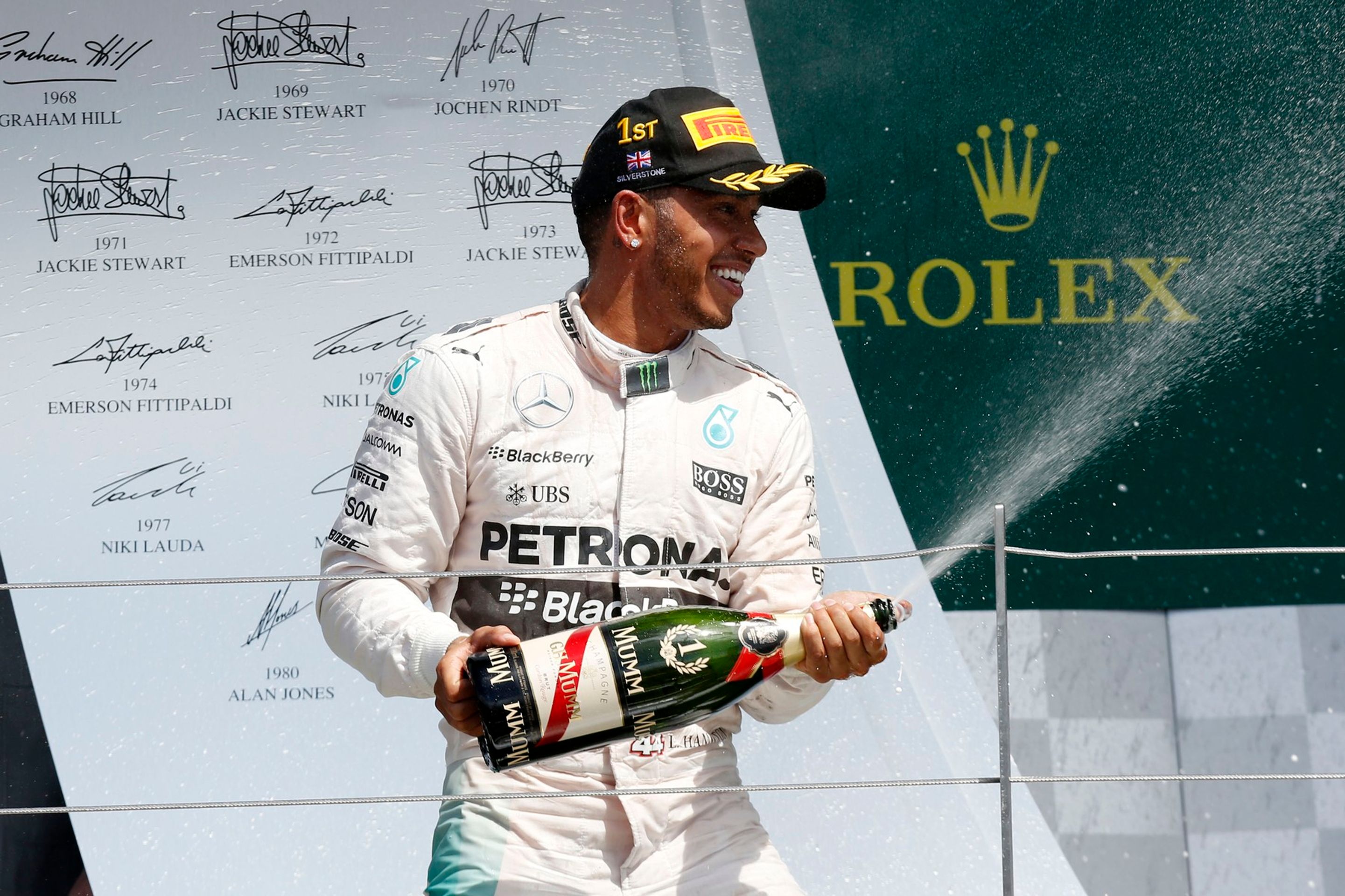 Lewis Hamilton při oslavách vítězství v Silverstonu roku 2015 - Jak šel čas s Lewisem Hamiltonem (8/10)