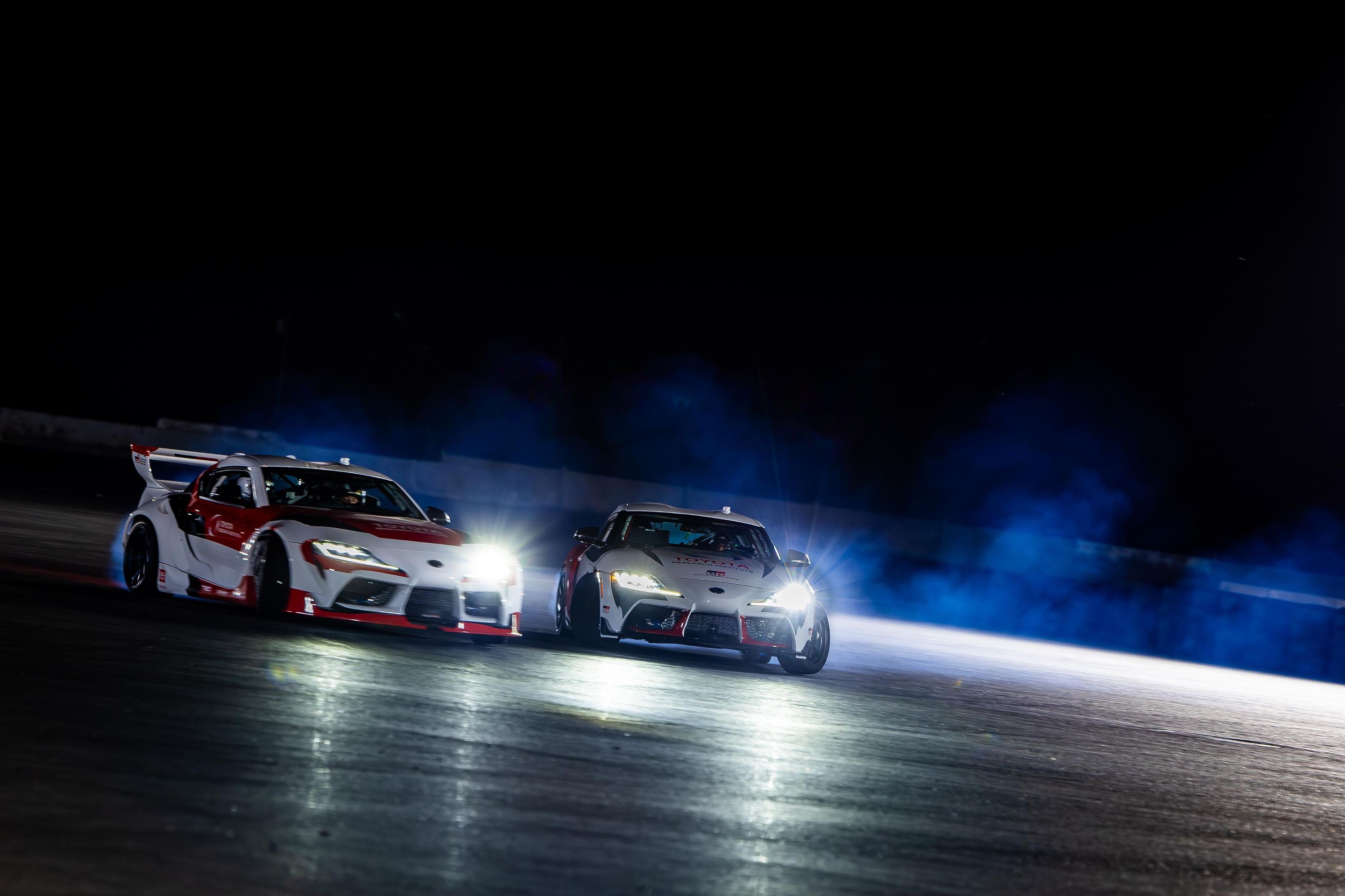 Toyoty GR Supra při autonomním tandemovém driftu - Ostré Toyoty GR Supra při autonomním tandemovém driftu (6/7)