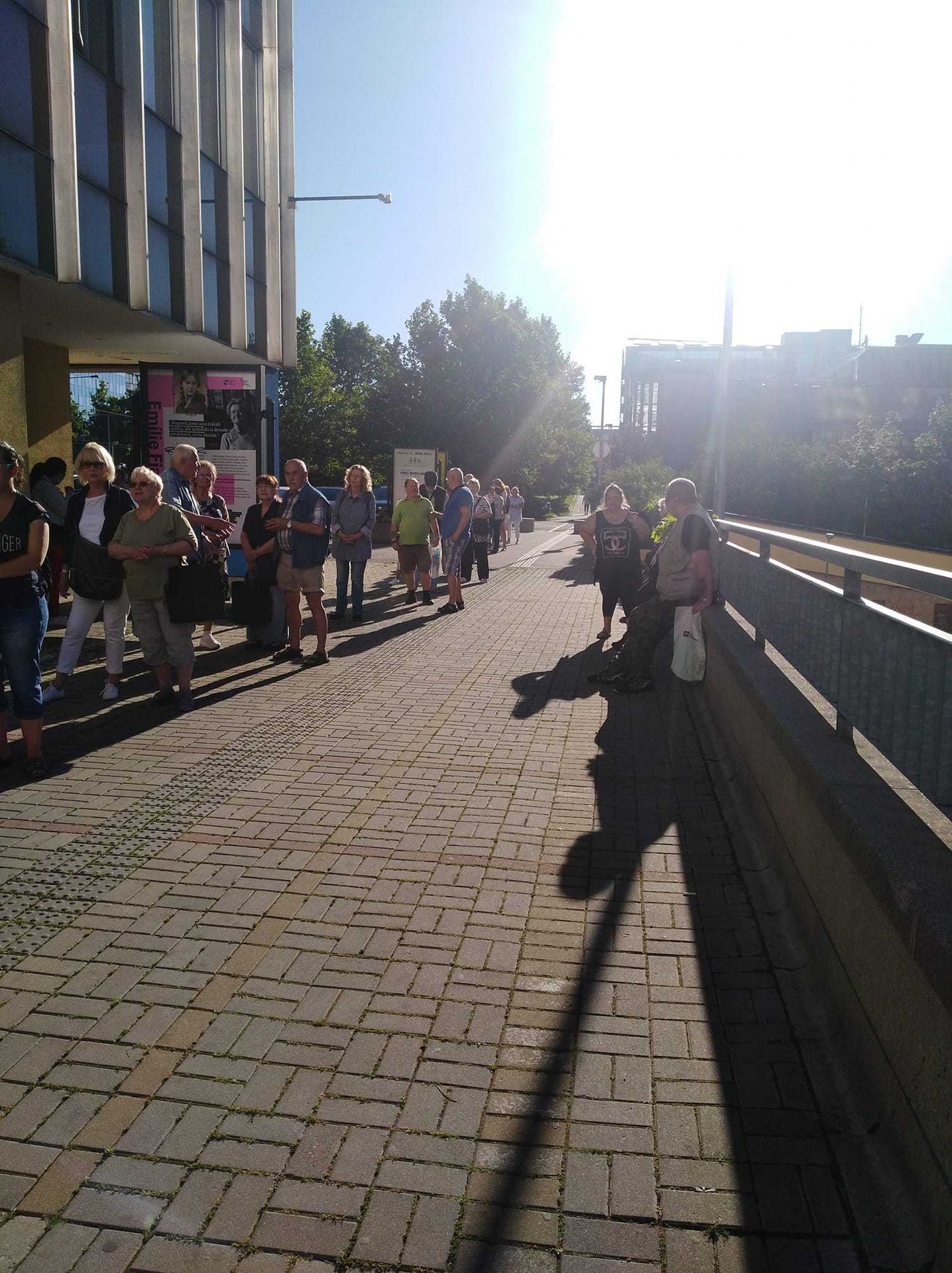 Fronty na úřadě na Praze 10 - 3 - GALERIE: Fronty na úřadě na Praze 10 (3/4)