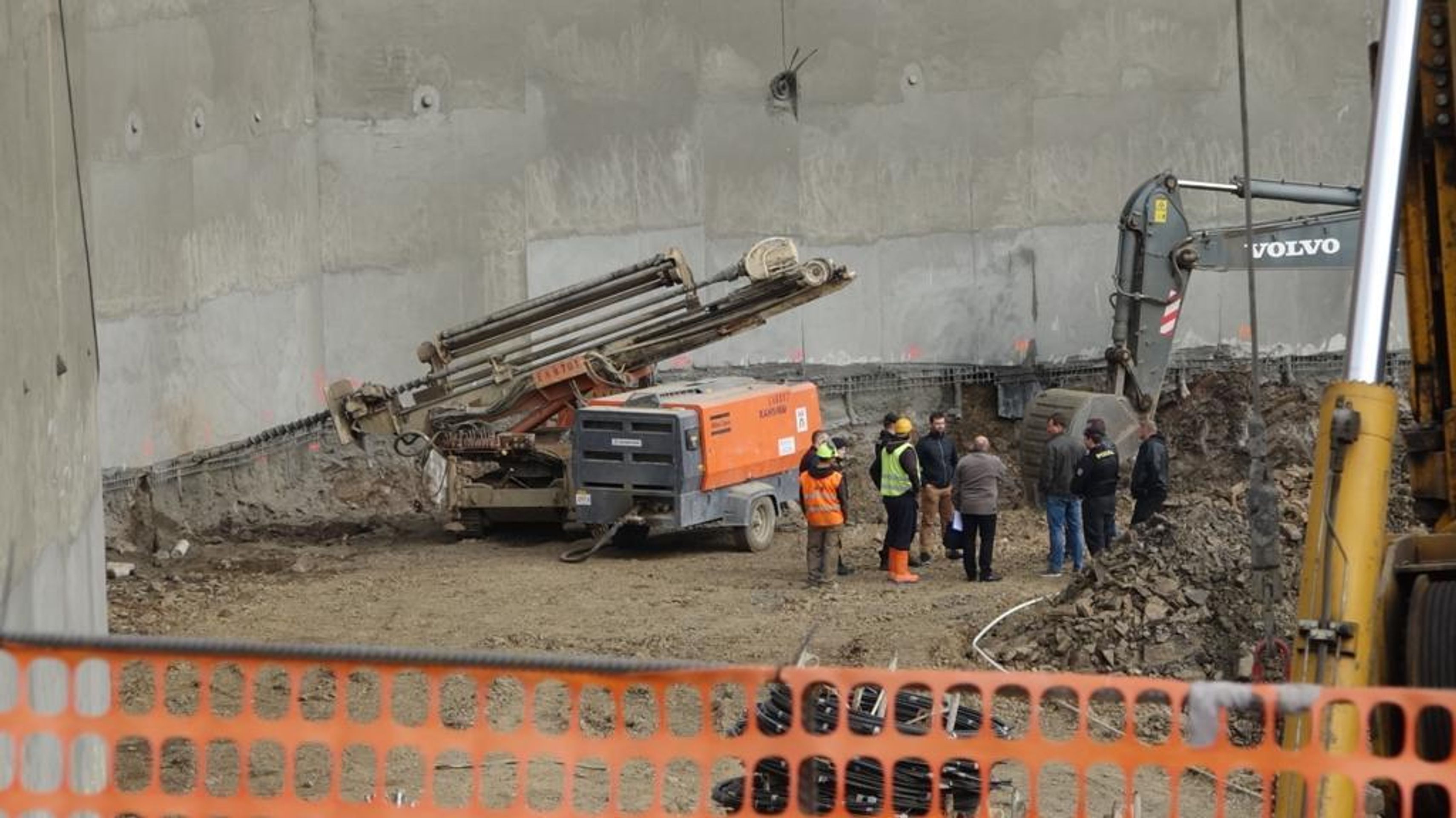 Metro v Praze nejede - staveniště - 1 - GALERIE: Pražské metro ochromila nehoda - stroj prorazil tubus (11/11)