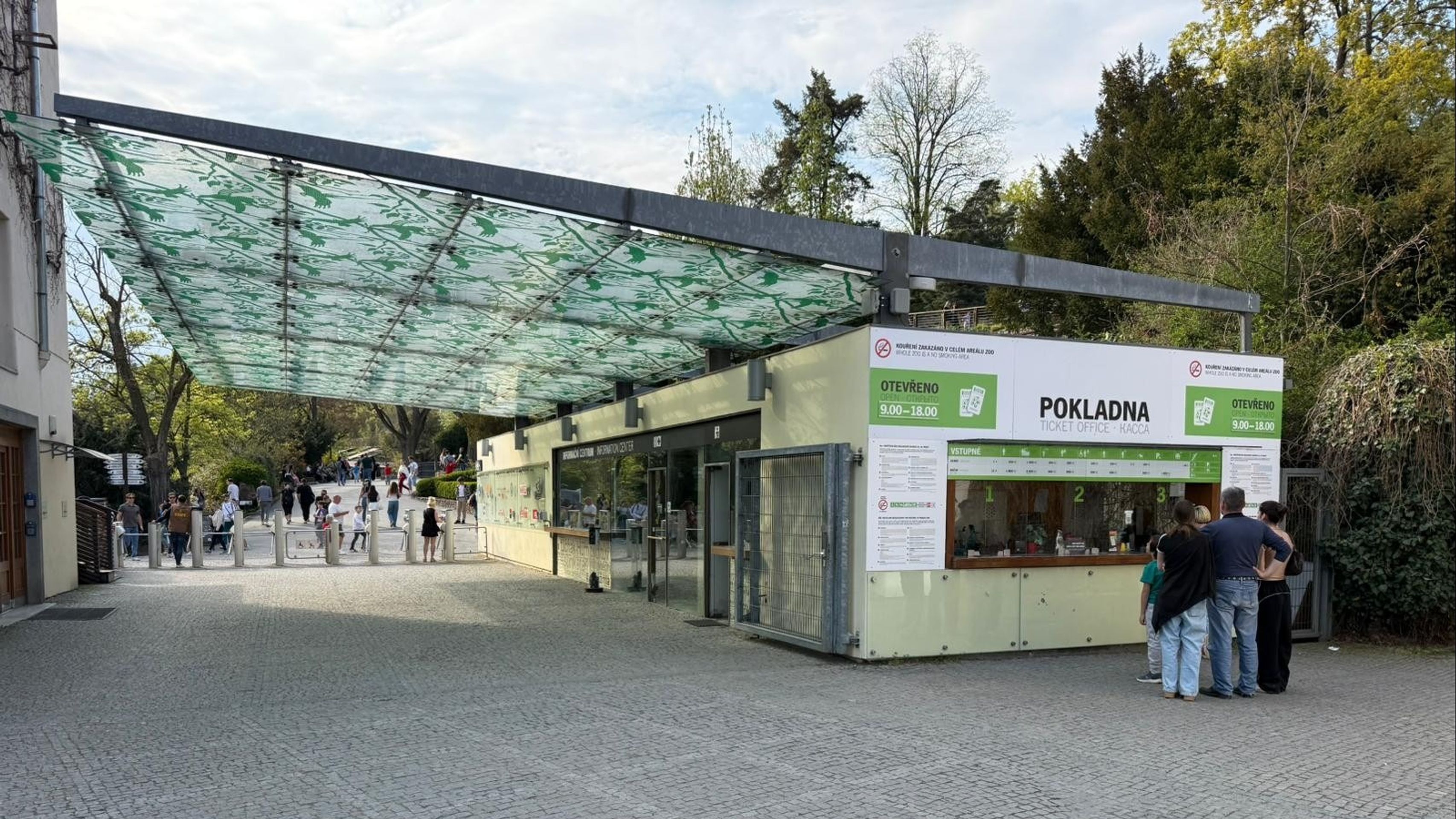 Vstup do pražské zoo (cropped) - Složky zasahující v Zoo Praha (3/5)