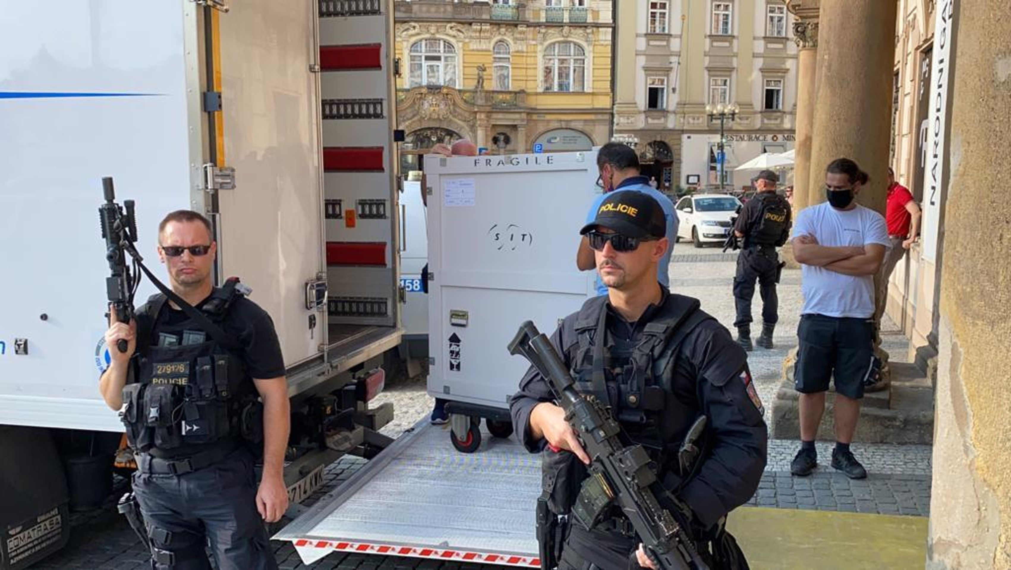 Převoz obrazů Rembrandta van Rijna do galerie na Staromestskem namesti - 11 - GALERIE: Převoz obrazů Rembrandta van Rijna do galerie na Staroměstském naměstí (4/14)