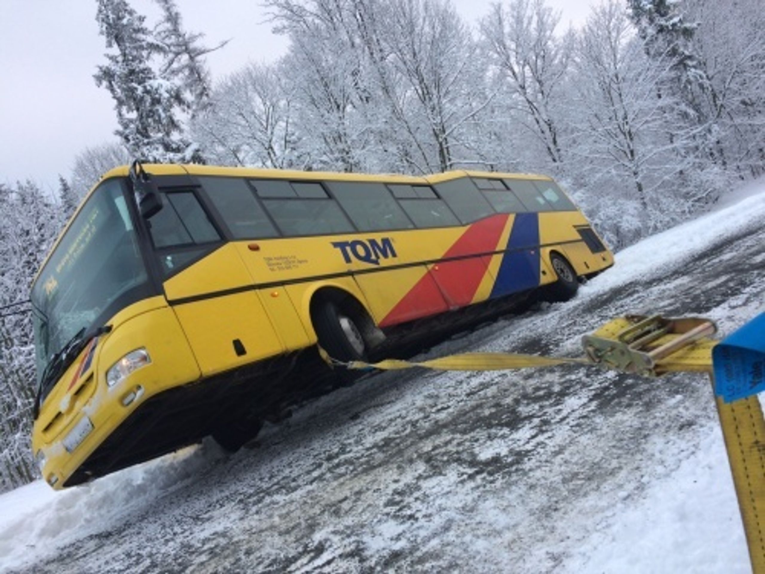 Nehoda autobusu v Kyjovicích - 5 - GALERIE: České silnice pokryla ledovka (18/25)