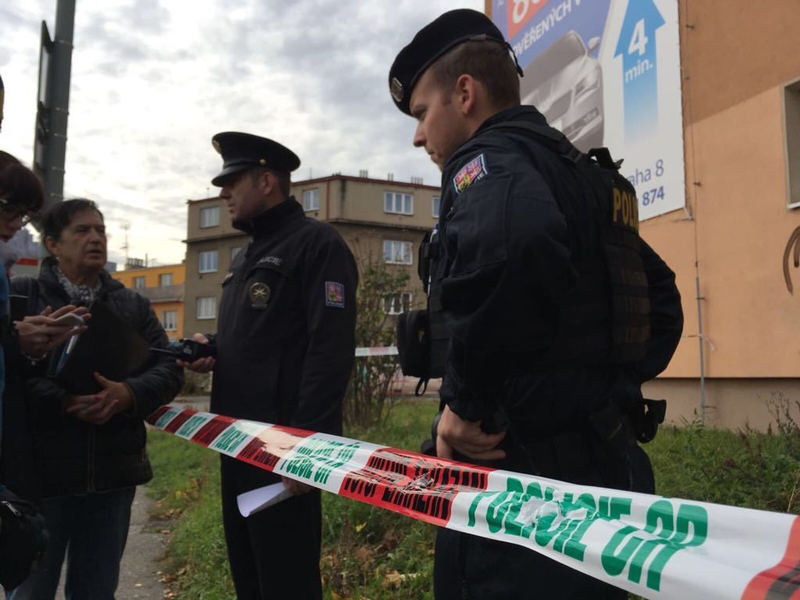 Zásah exekutorů v Kobylisích - 2 - GALERIE: Policejní zásah v Kobylisích (1/7)