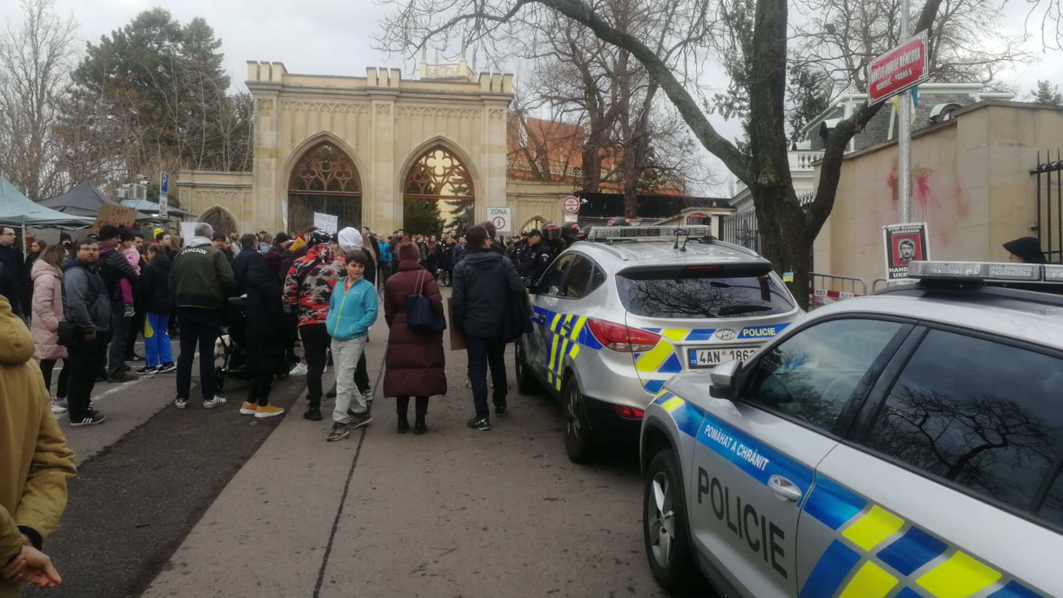 Protesty za Ukrajinu - Shromáždění před ruskou ambasádou v Praze (4/15)