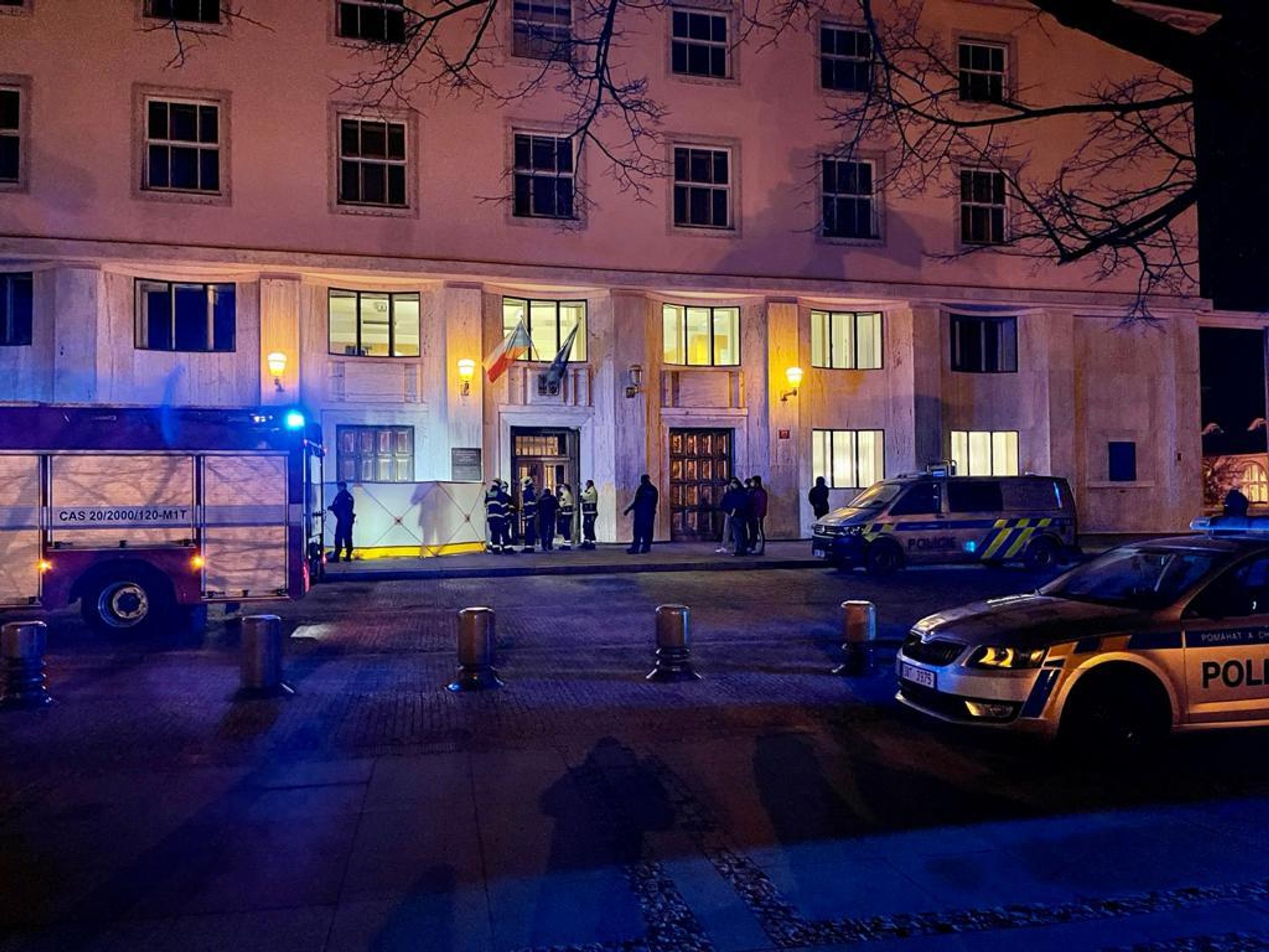 Nález mrtvého muže u ministerstva zdravotnictví - 3 - GALERIE: Nález mrtvého muže před ministerstvem zdravotnictví (8/10)