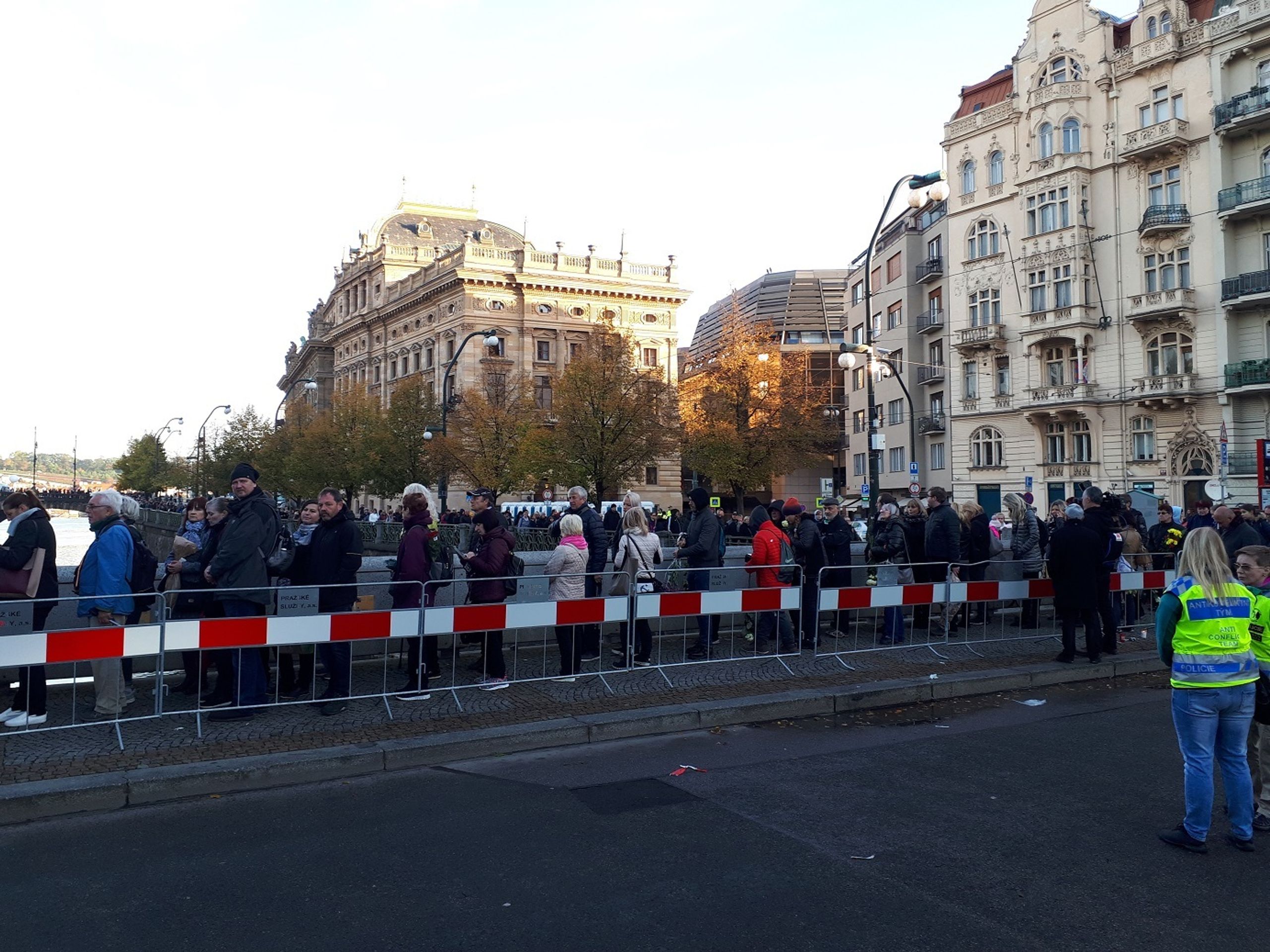 Fronty fanoušků loučících se s Karlem Gottem - 6 - GALERIE: Loučení s Karlem Gottem na Slovanském ostrově (2/39)