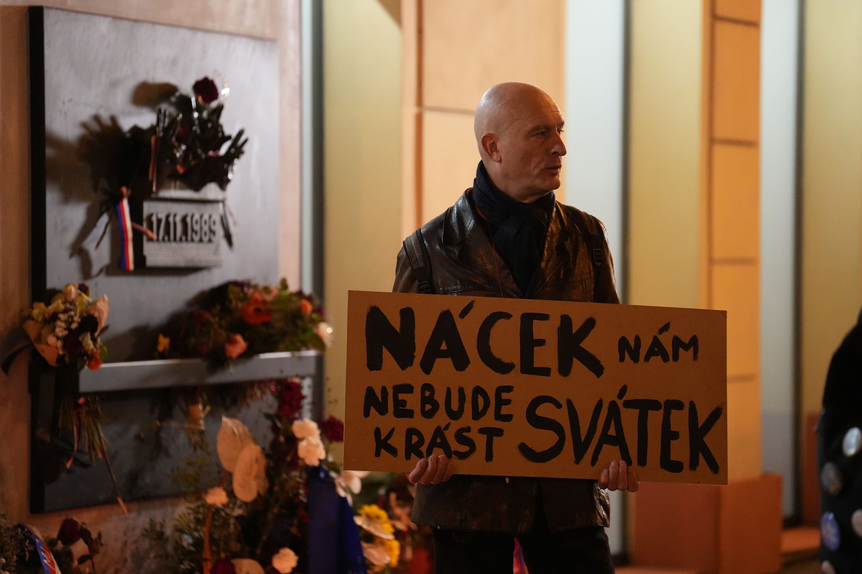 Muž s transparentem - 17. listopad na Národní třídě (10/17)