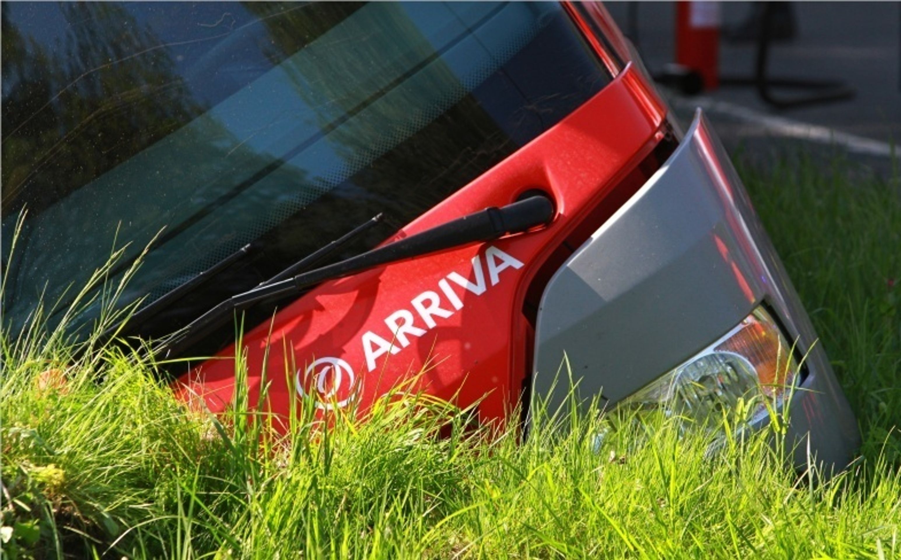 Nehoda autobusu - 1 - GALERIE: Autobus plný dětí na Bruntálsku havaroval (1/11)