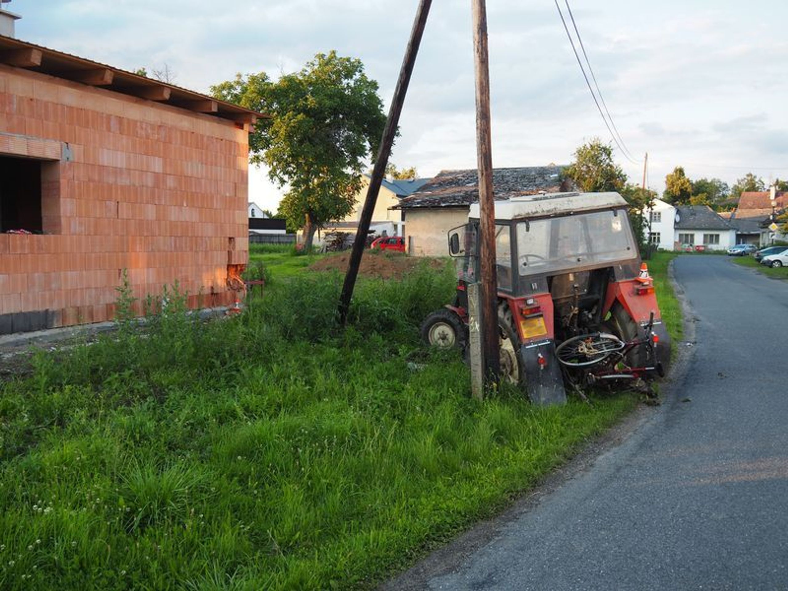 Opilý mladík v traktoru zranil ženu s dítětem - 3 - GALERIE: Opilý mladík v traktoru zranil ženu s dítětem (3/5)
