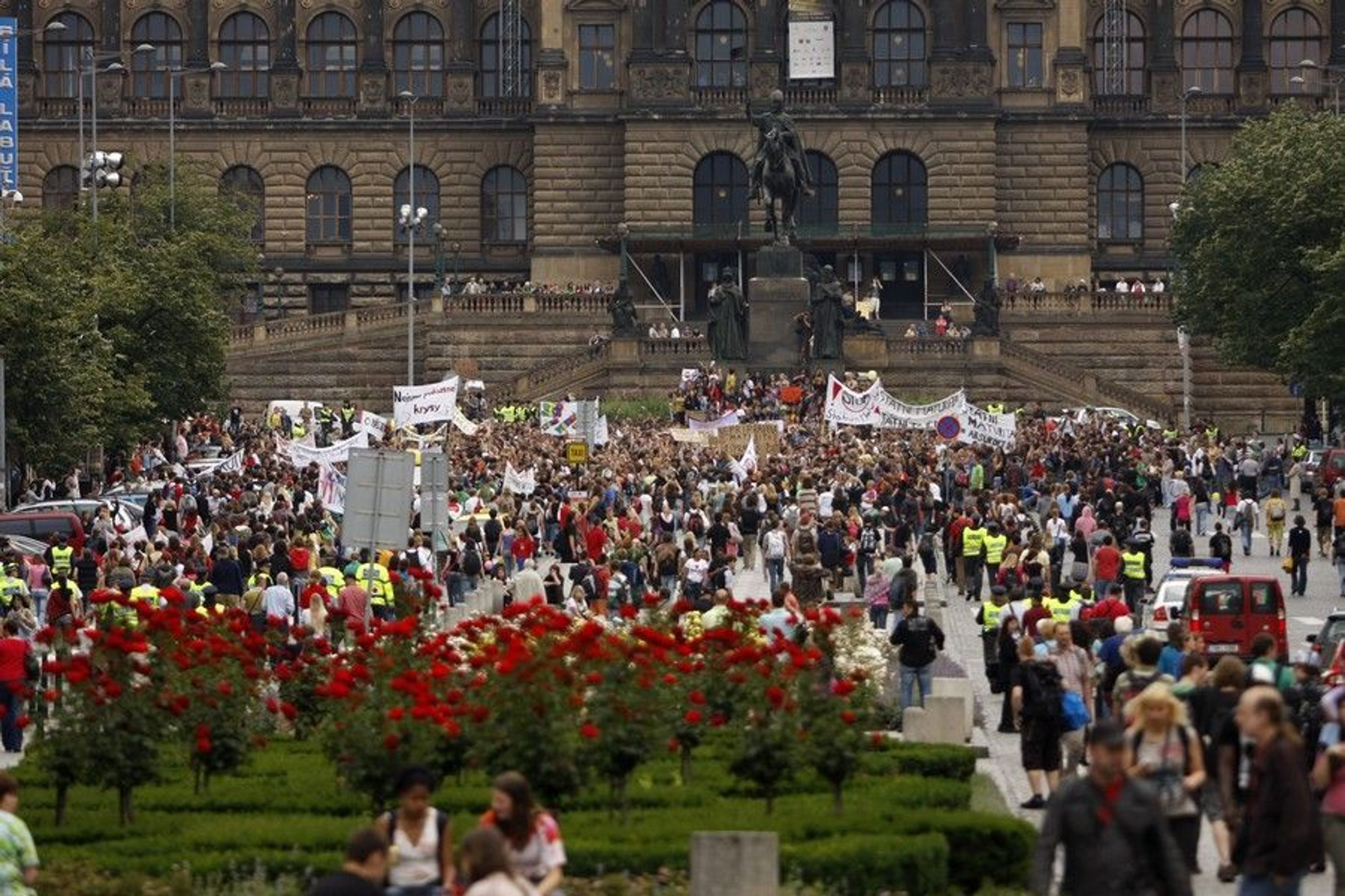 Protestující dav studentů - GALERIE: Studenti protestují proti státní maturitě (7/9)