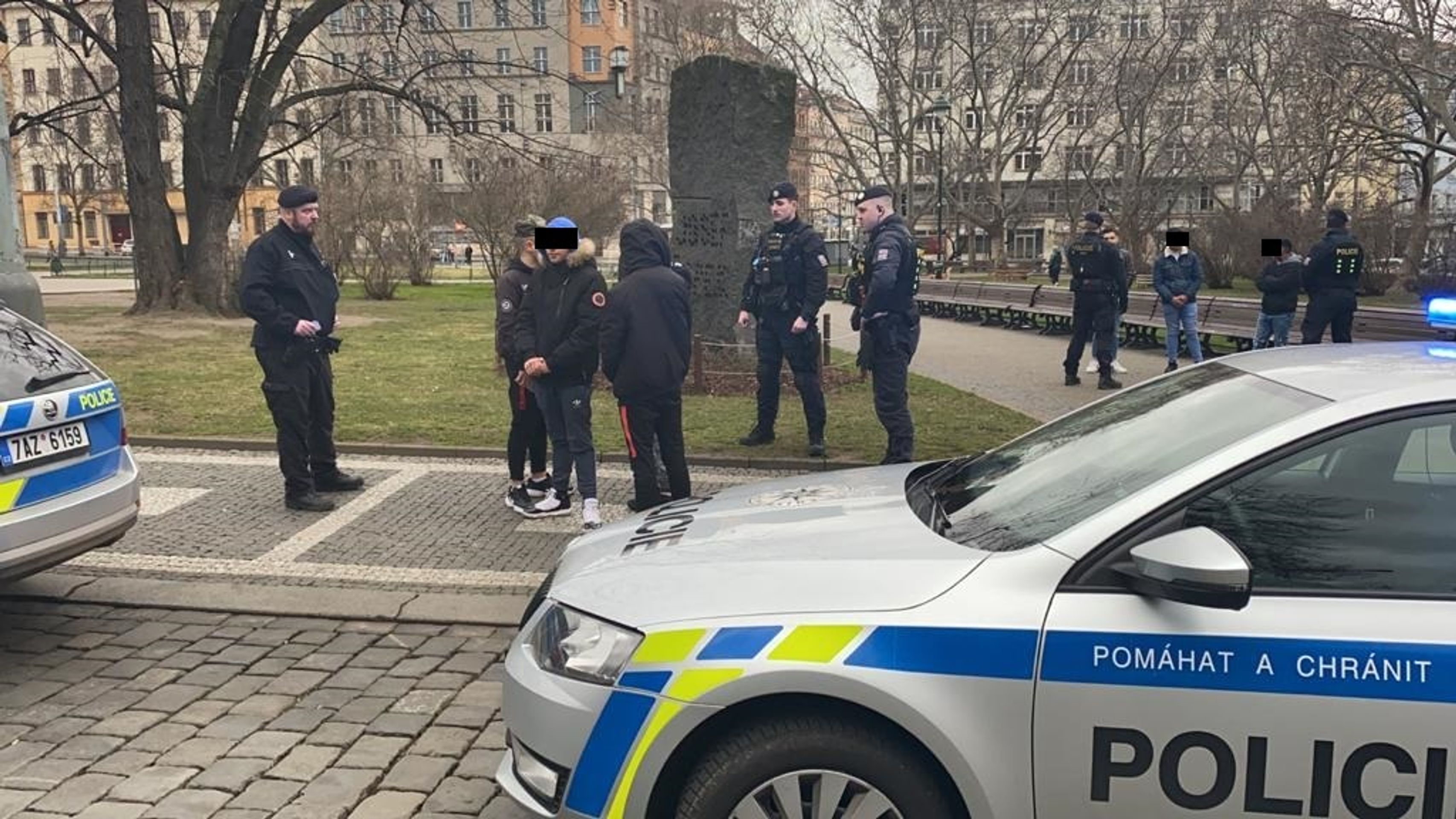Policisté nejspíš překazili velkou bitku dětí v centru Prahy - 2 - GALERIE: Policisté v centru Prahy překazili bitku desítek dětí (6/7)
