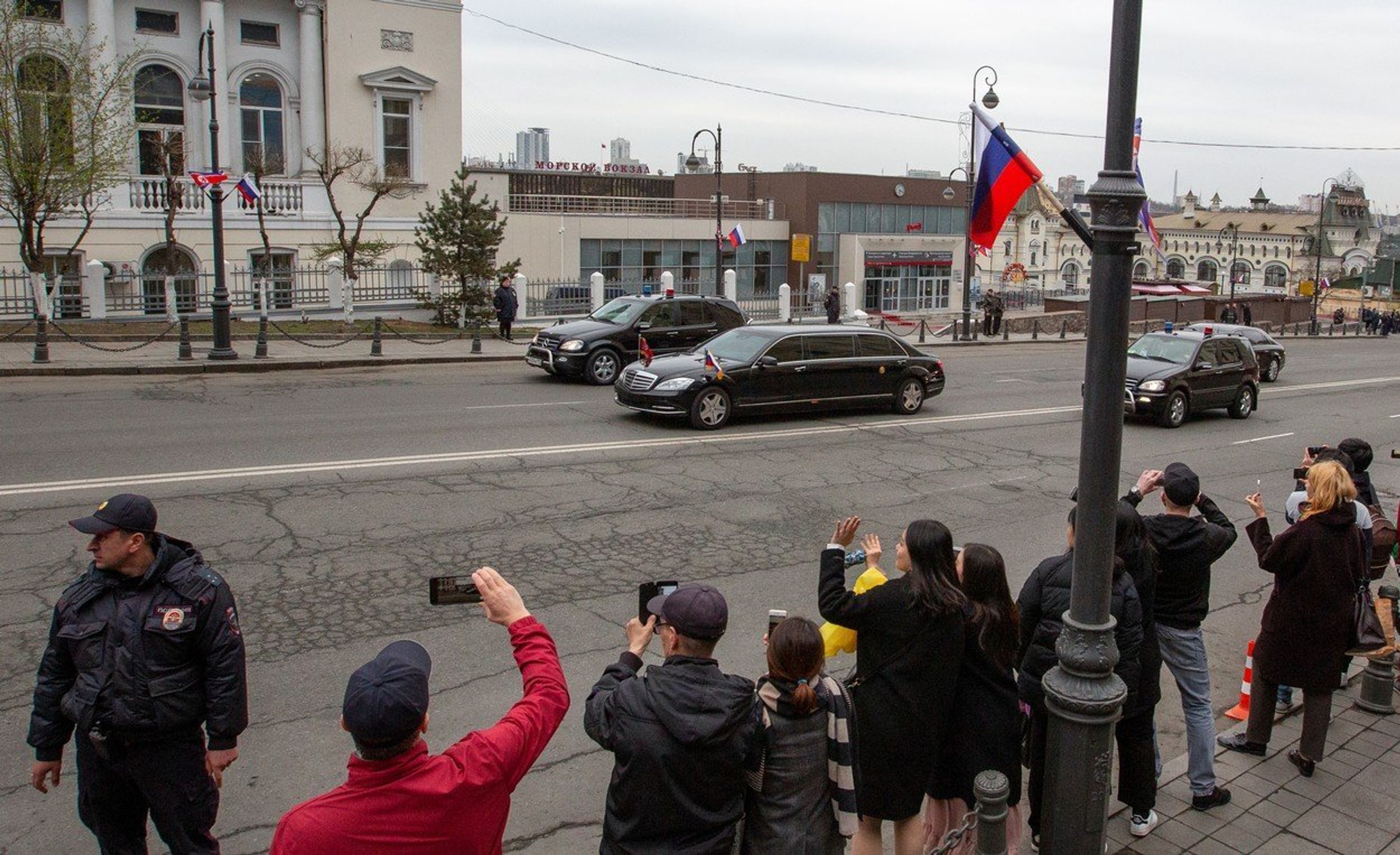 Kim Čong-unovy limuzíny ve Vladivostoku - 7 - Fotogalerie: Kim Čong-un a jeho pancéřované limuzíny (4/6)