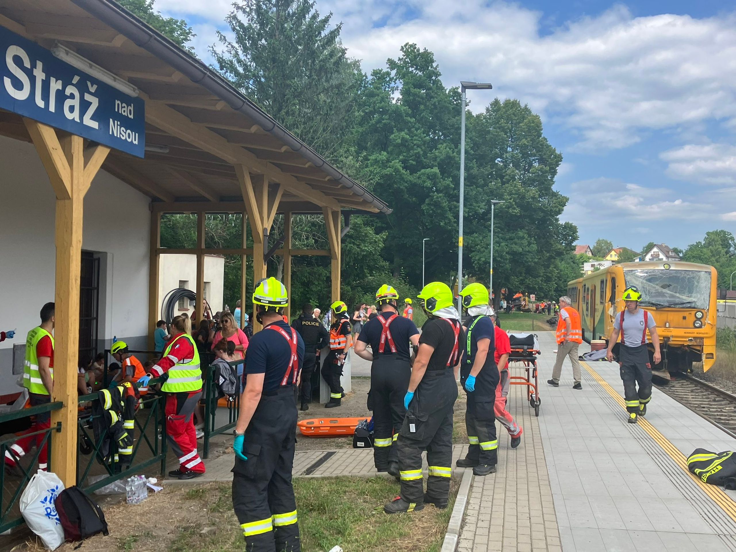 U Liberce se srazil vlak s nákladním autem - Nehoda vlaku s nákladním autem ve Stráži nad Nisou (4/7)