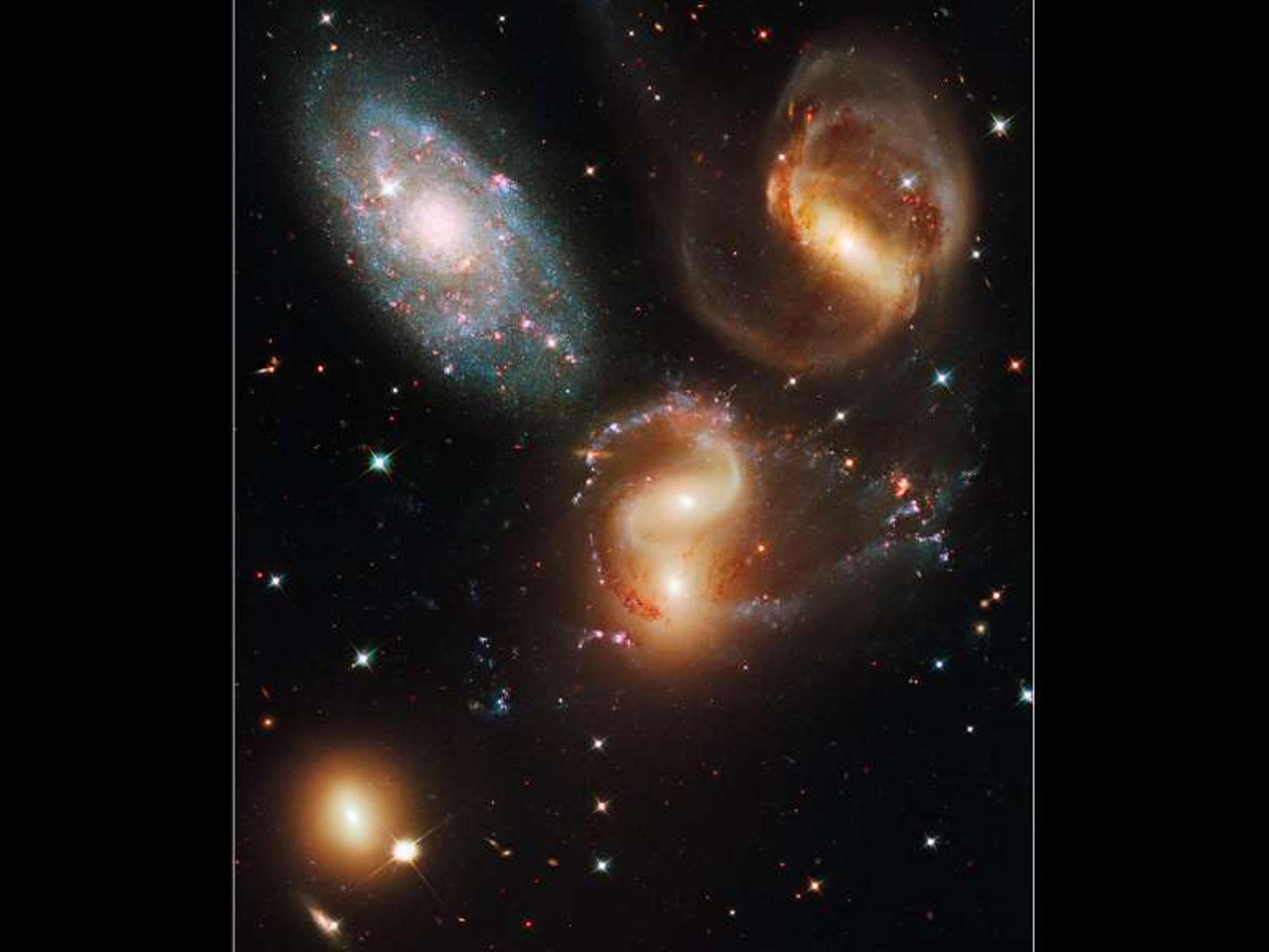 Zbytky galaxií ve Stephanově kvintetu - Fotogalerie: Snímky Hubbleova teleskopu (4/5)