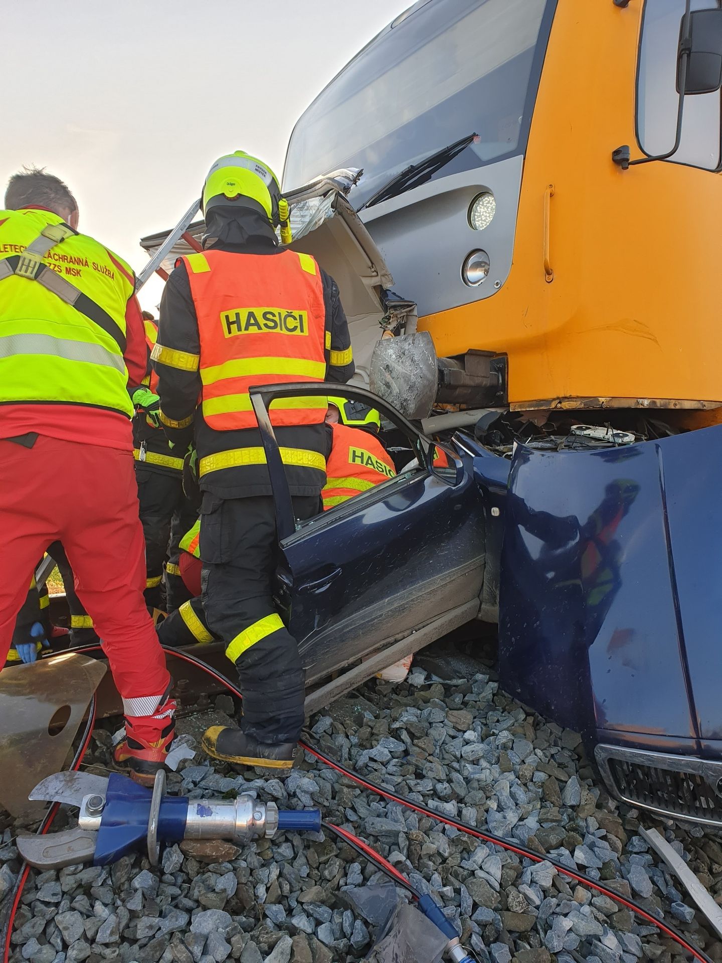 Vážná nehoda vlaku a auta na Frýdecko-Místecku - 1 - GALERIE: Vážná nehoda vlaku a auta na Frýdecko-Místecku (3/4)