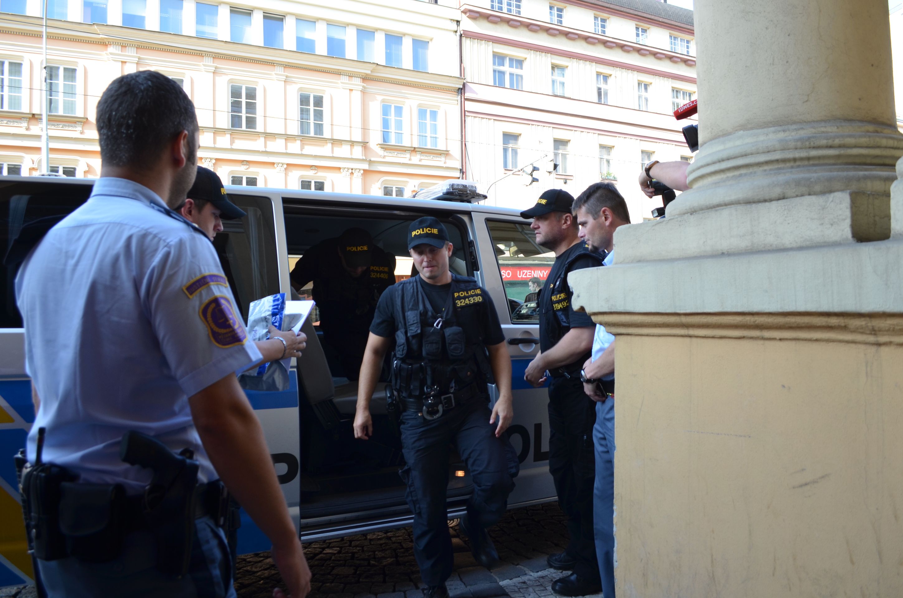 Půčka vezou k soudu - 7 - GALERIE: Policie přivezla Půčka k soudu, který rozhodne o vazbě (4/8)