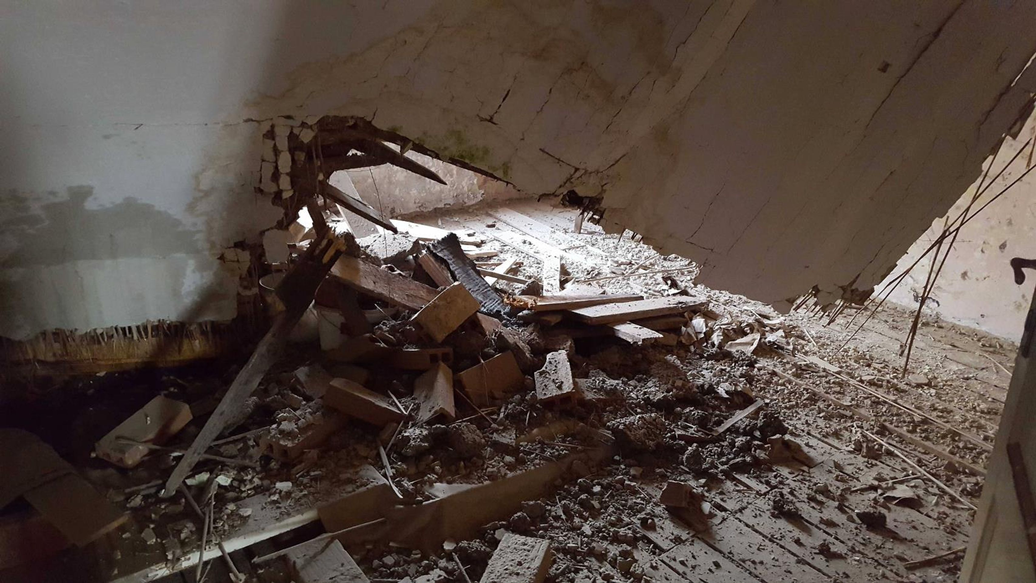 V Olomouci se pod náporem vody zřítil strop bytu 5 - GALERIE: V Olomouci se pod náporem vody zřítil strop bytu (5/7)