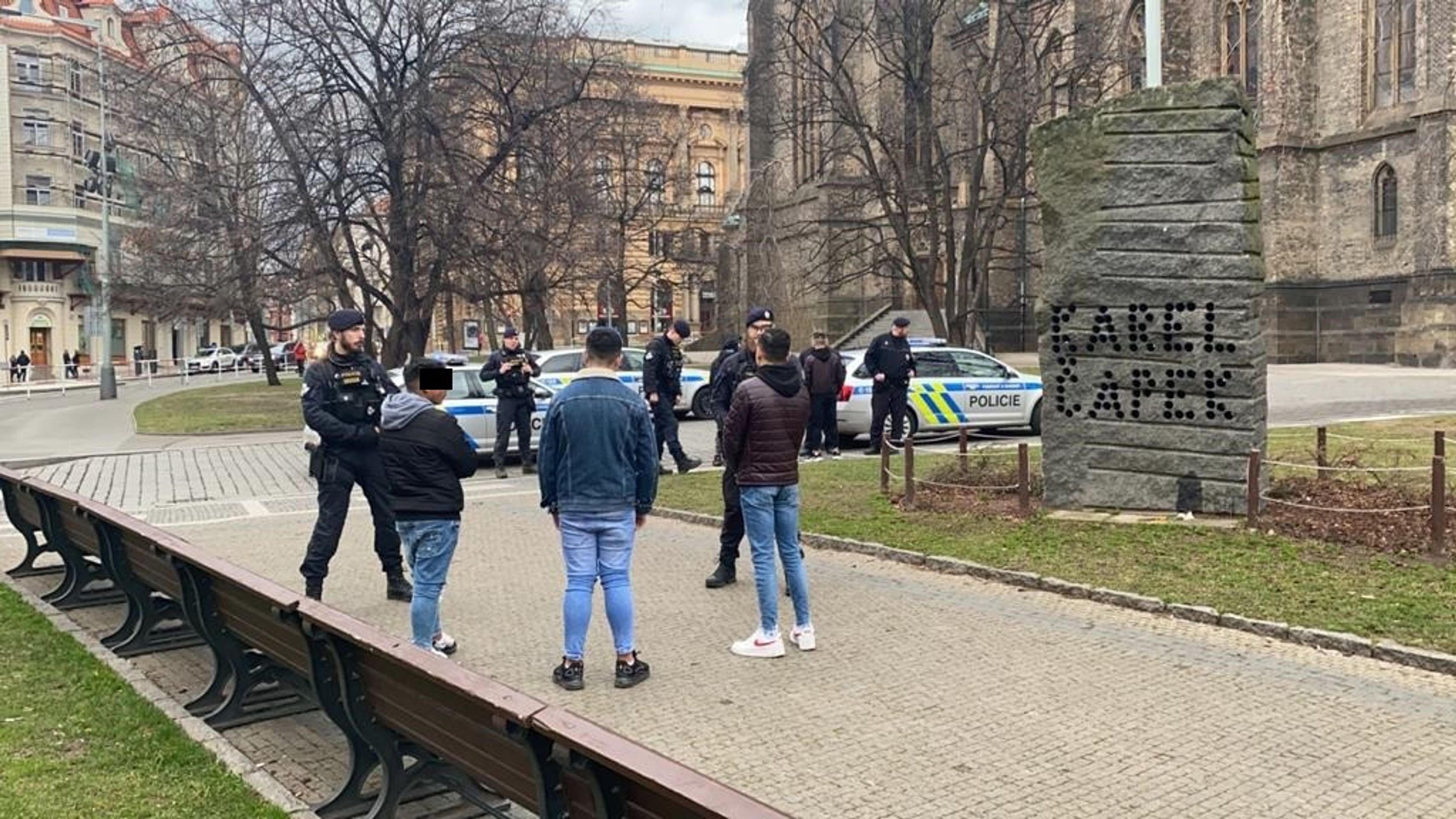 Policisté nejspíš překazili velkou bitku dětí v centru Prahy - 3 - GALERIE: Policisté v centru Prahy překazili bitku desítek dětí (5/7)