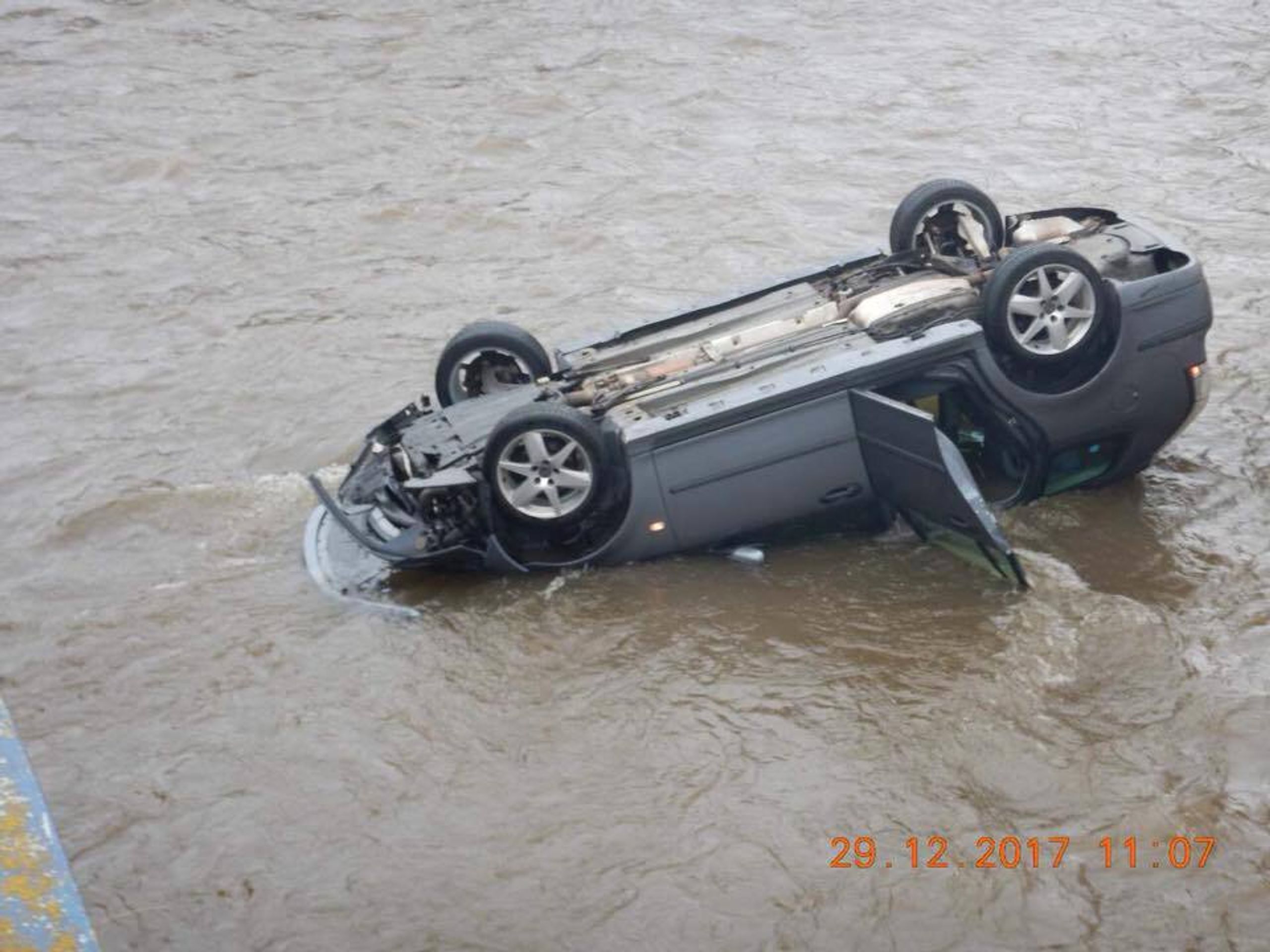 Auto při nehodě na Slovensku spadlo z mostu do řeky - 5 - GALERIE: Auto se dvěma dětmi se při nehodě zřítilo z mostu do řeky (1/5)