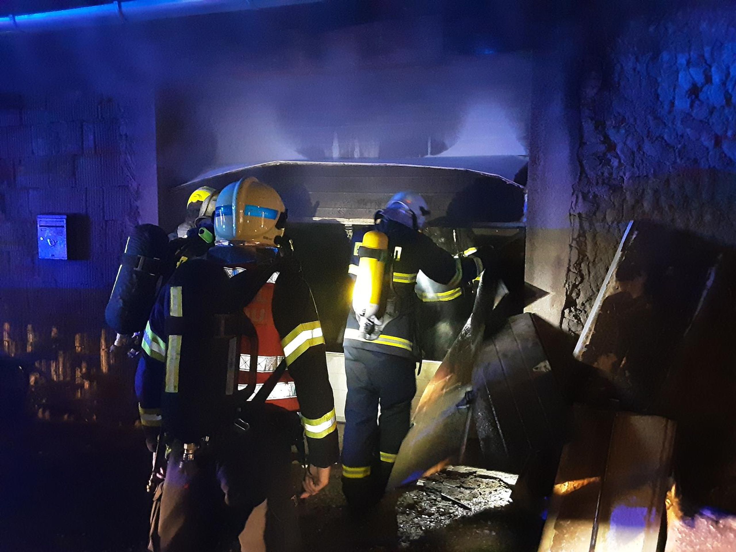 Požár garáže na Břeclavsku - Požár prodejny a garáže (2/3)