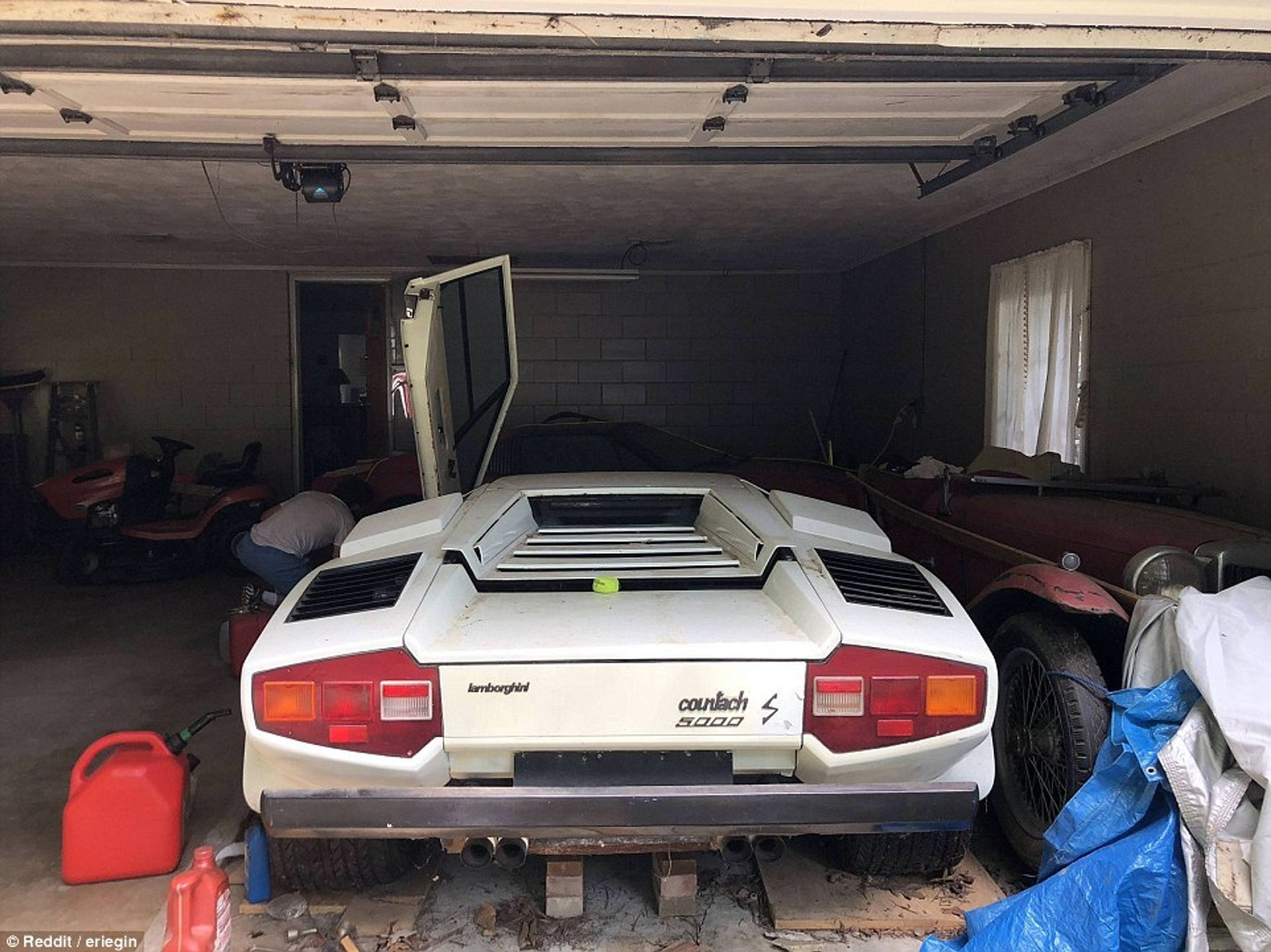 Lambo Countach a Ferrari 308 pod vrstvou hraburdí. - 12 - Fotogalerie: Lamborghini Countach a Ferrari 308 pod vrstvou haraburdí (4/7)