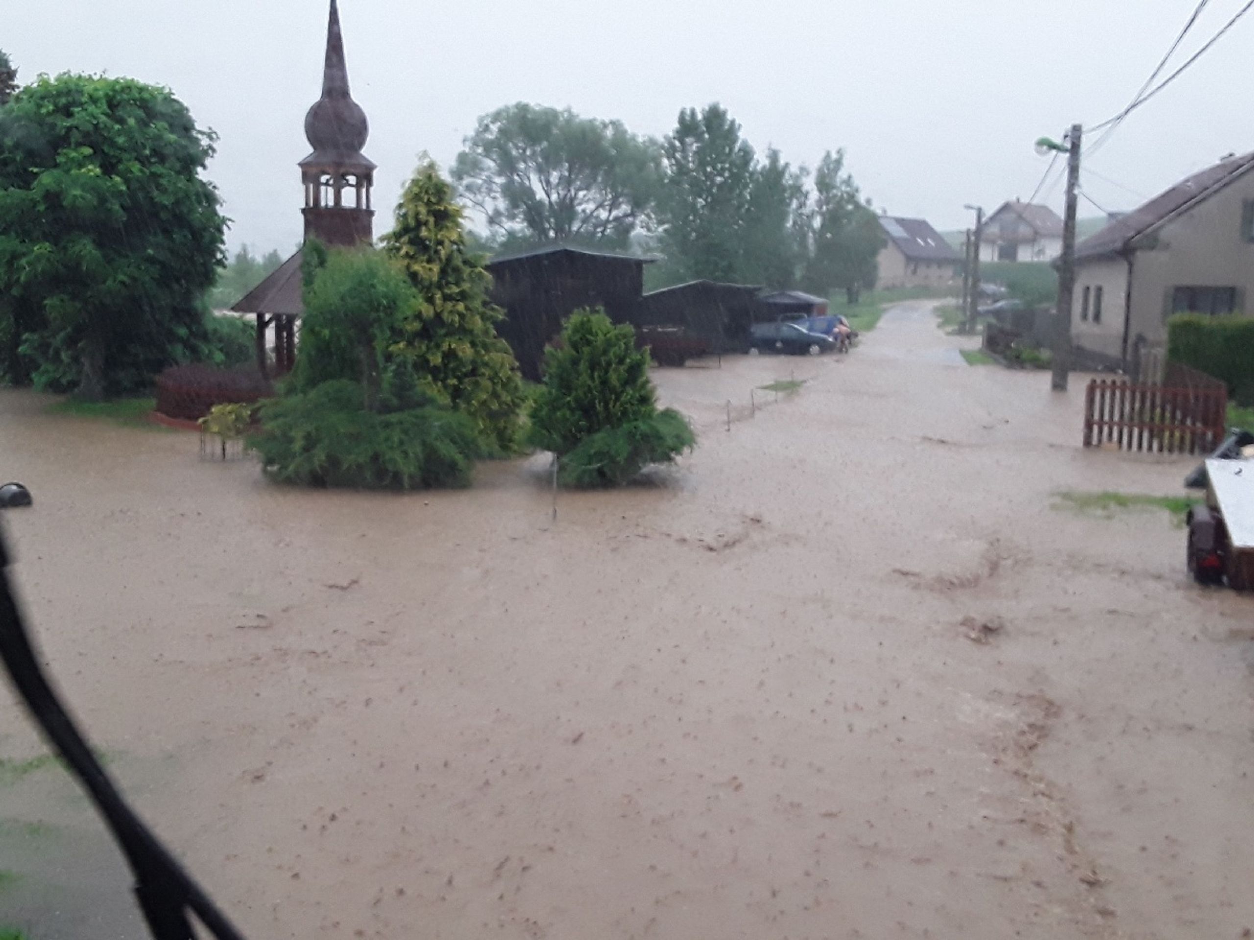 Bouřky a přívalové deště - 7 - GALERIE: Přívalové deště zaplavily domy i silnice (7/13)