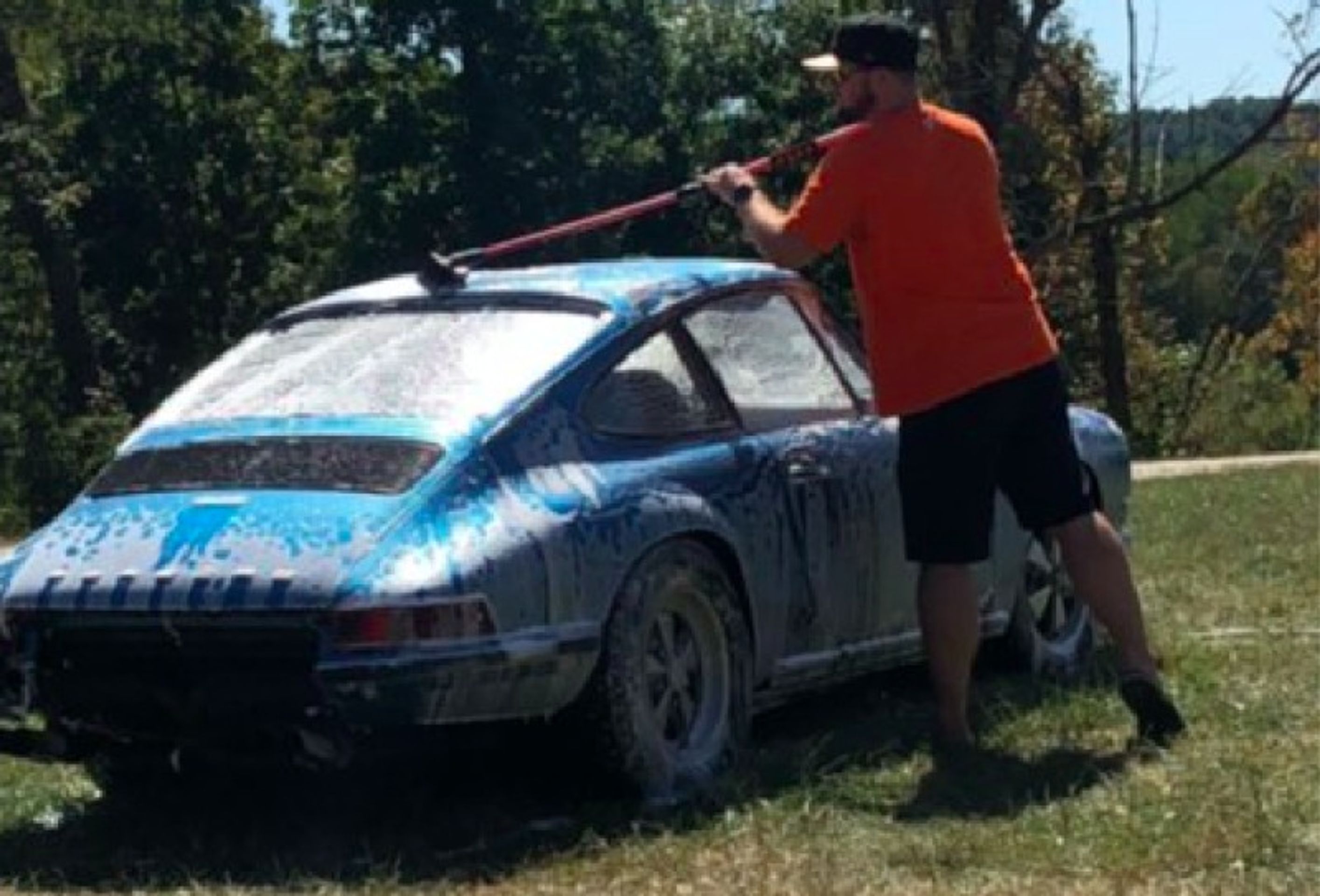Porsche 911 roky leželo pod rozvalinami garáže - 31 - Fotogalerie: Takhle vytahovali poklad ze sutin (13/15)