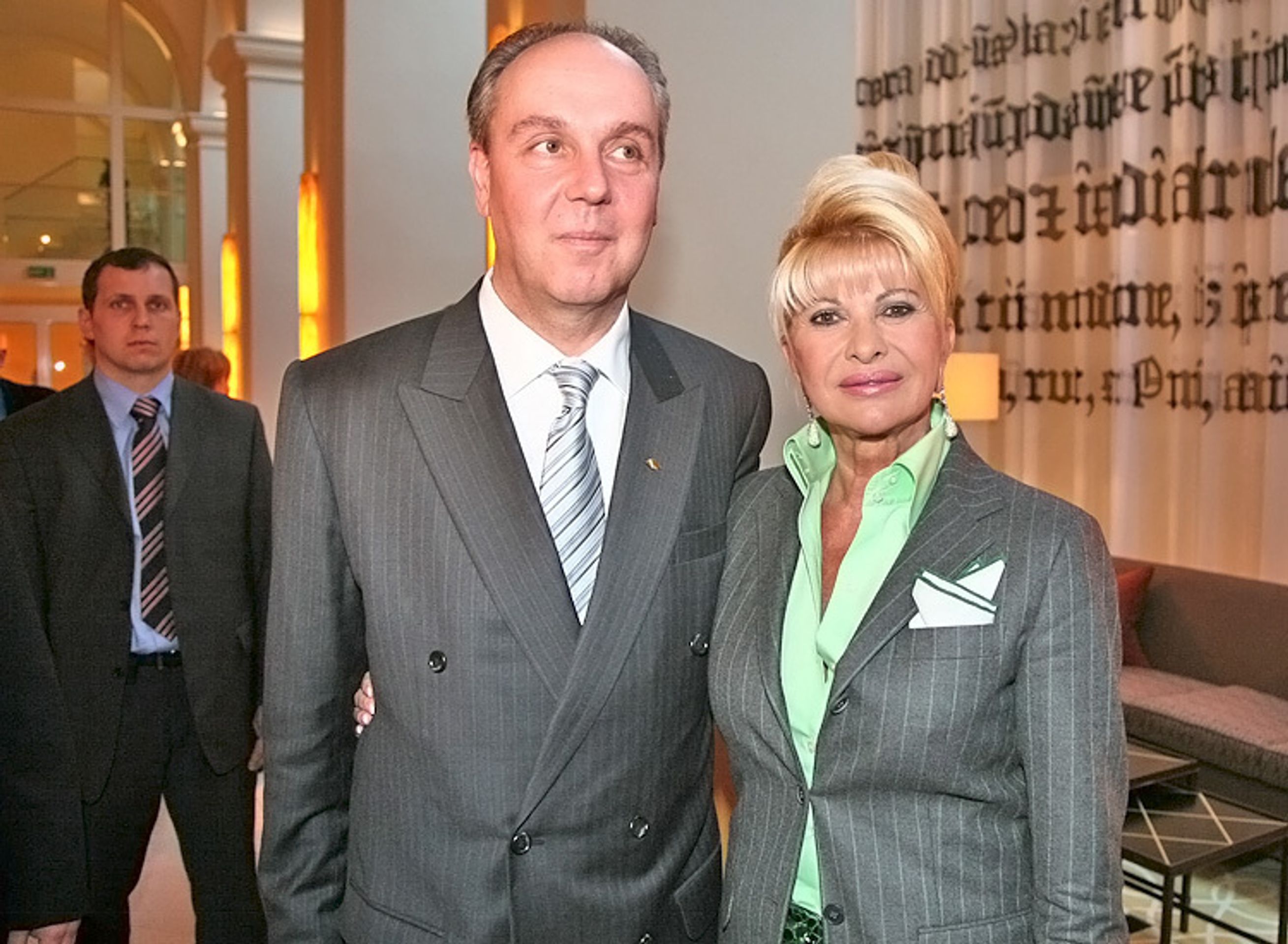 Ivana Trumpová při návštěvě Prahy s managerem luxusního hotelu. - Babička na čekačce Ivana Trumpová přijela na svíčkovou a Českou Miss - video (3/6)