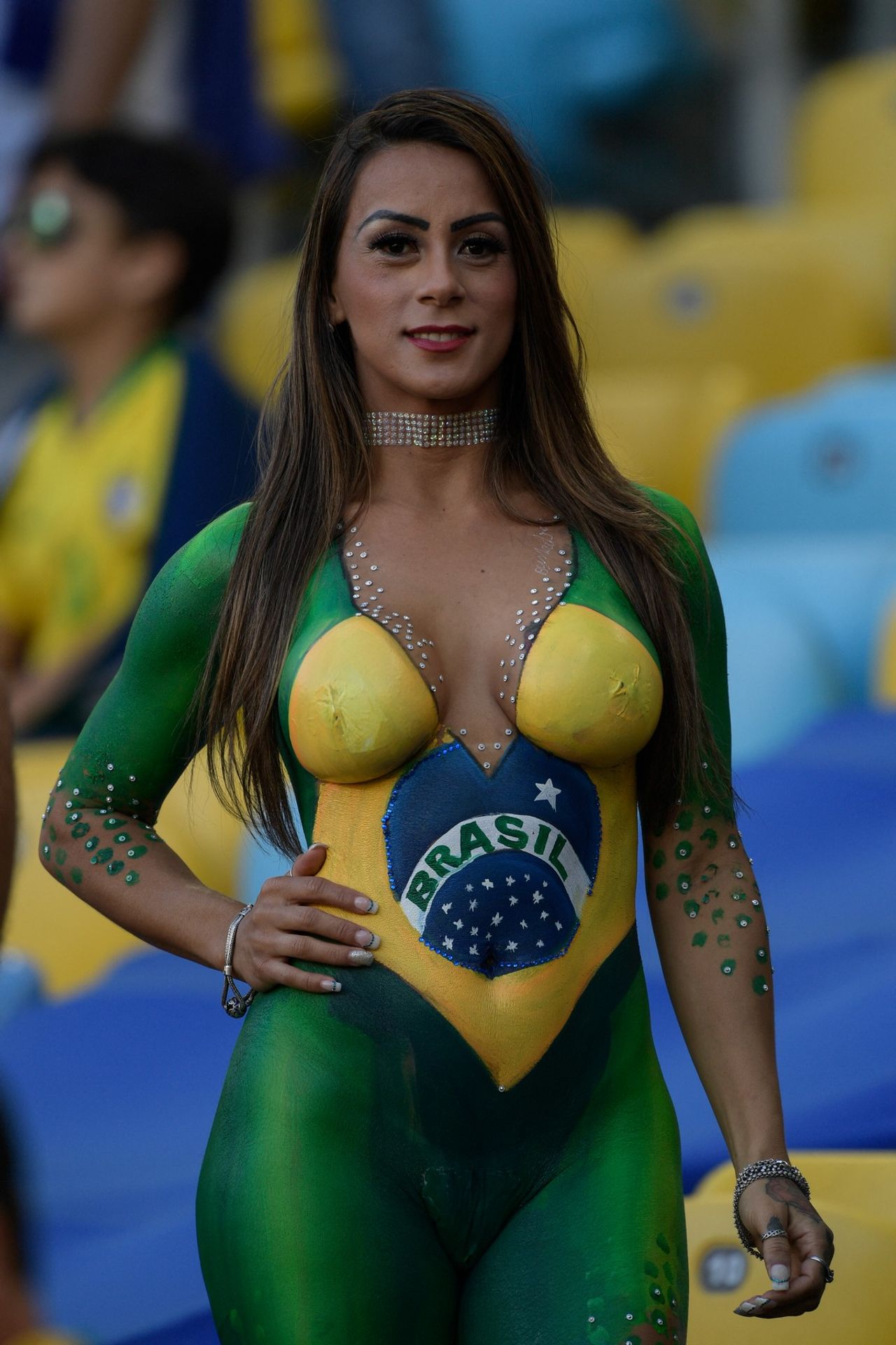 Brazilská divačka nechala týmovou šálu doma - GALERIE: Fotbalové divačky, které často ukázaly vše (5/12)