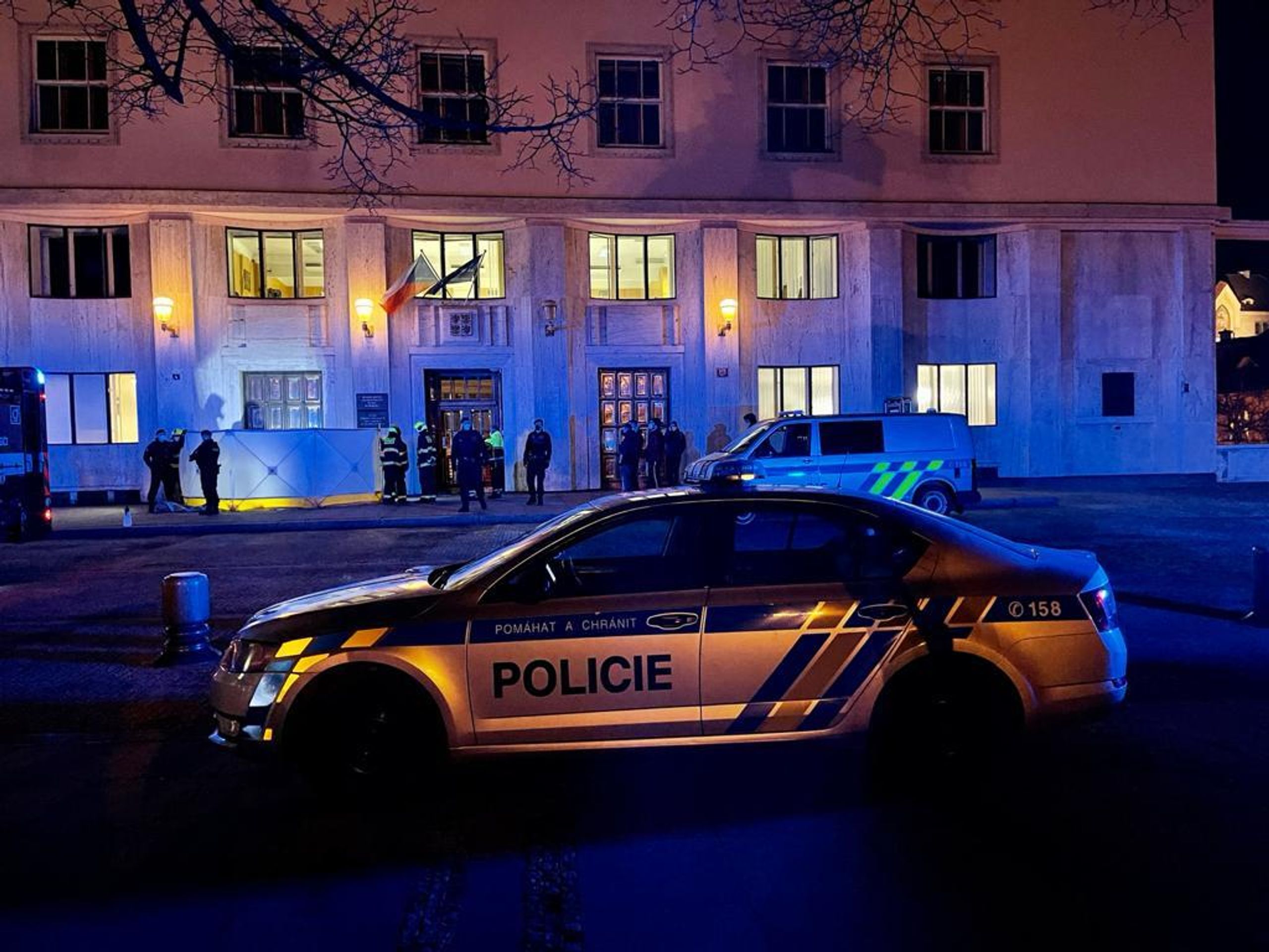 Nález mrtvého muže u ministerstva zdravotnictví - 5 - GALERIE: Nález mrtvého muže před ministerstvem zdravotnictví (6/10)