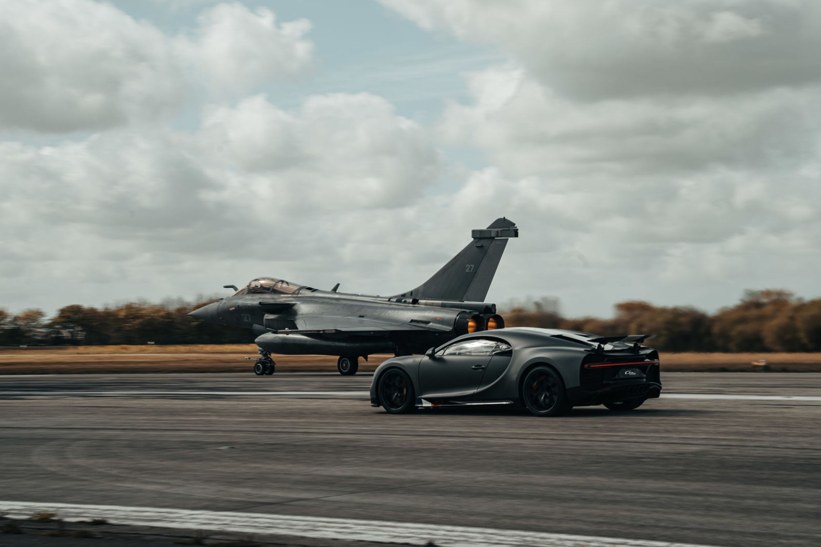 Bugatti Chiron Sport vs. armádní stíhačka - 23 - Fotogalerie: Bugatti Chiron Sport vyzval vojenskou stíhačku (4/13)