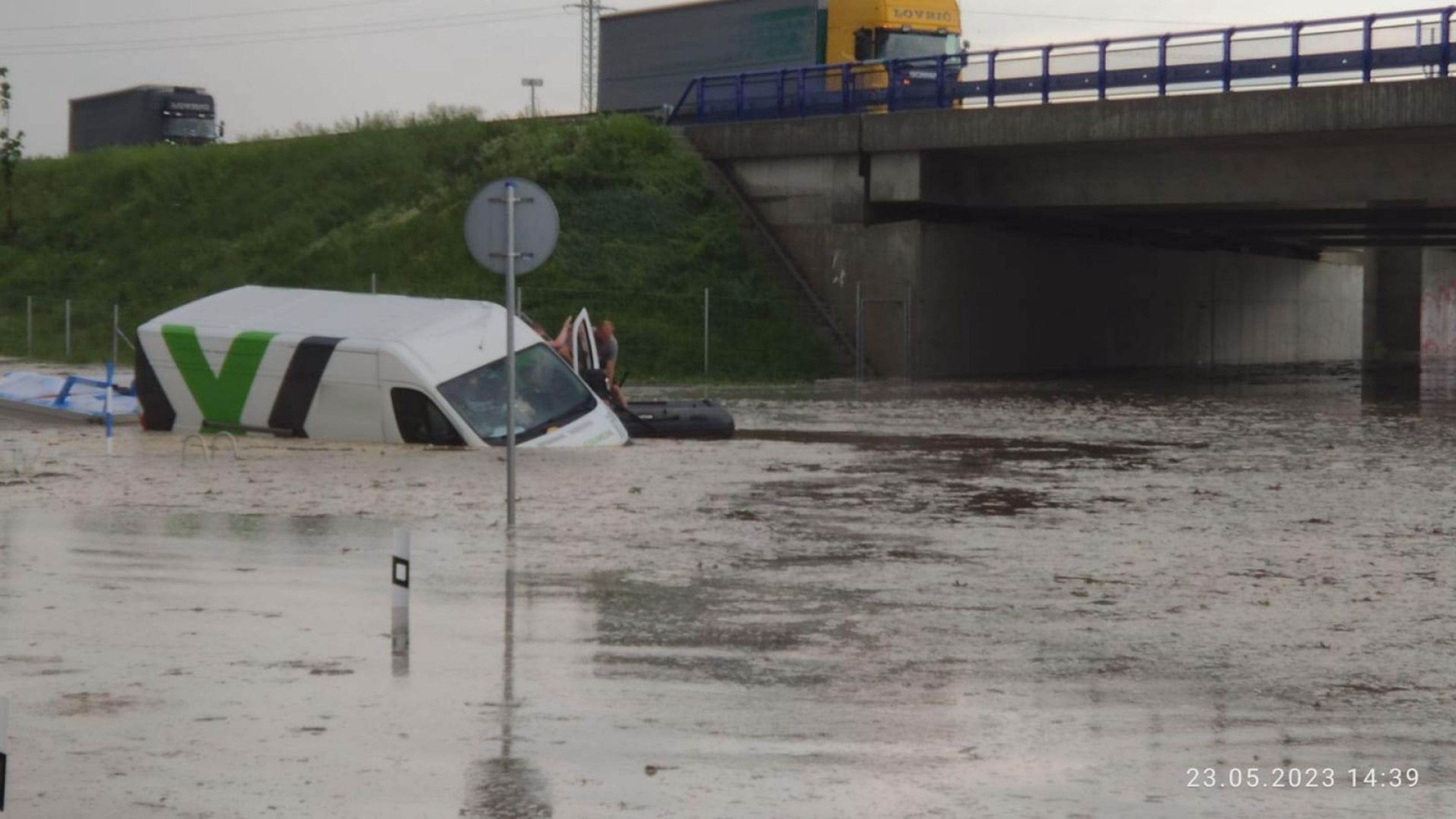 Uvízlá dodávka u Otrokovic - Českem se prohnaly silné bouřky (15/31)