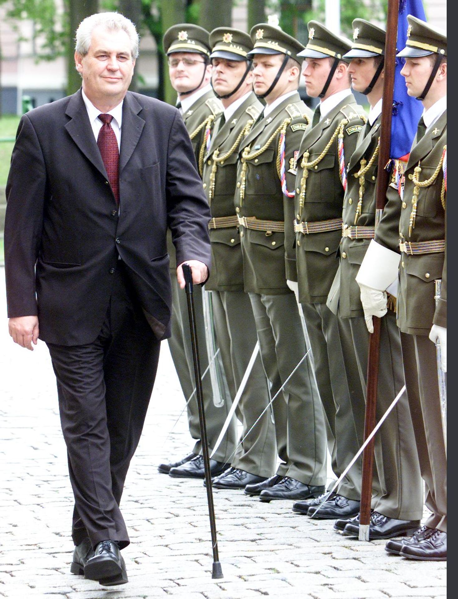 Premiér Miloš Zeman, 29. 4. 2002 vojenská přehlídka - Miloš Zeman a Ivana Zemanová (31/35)